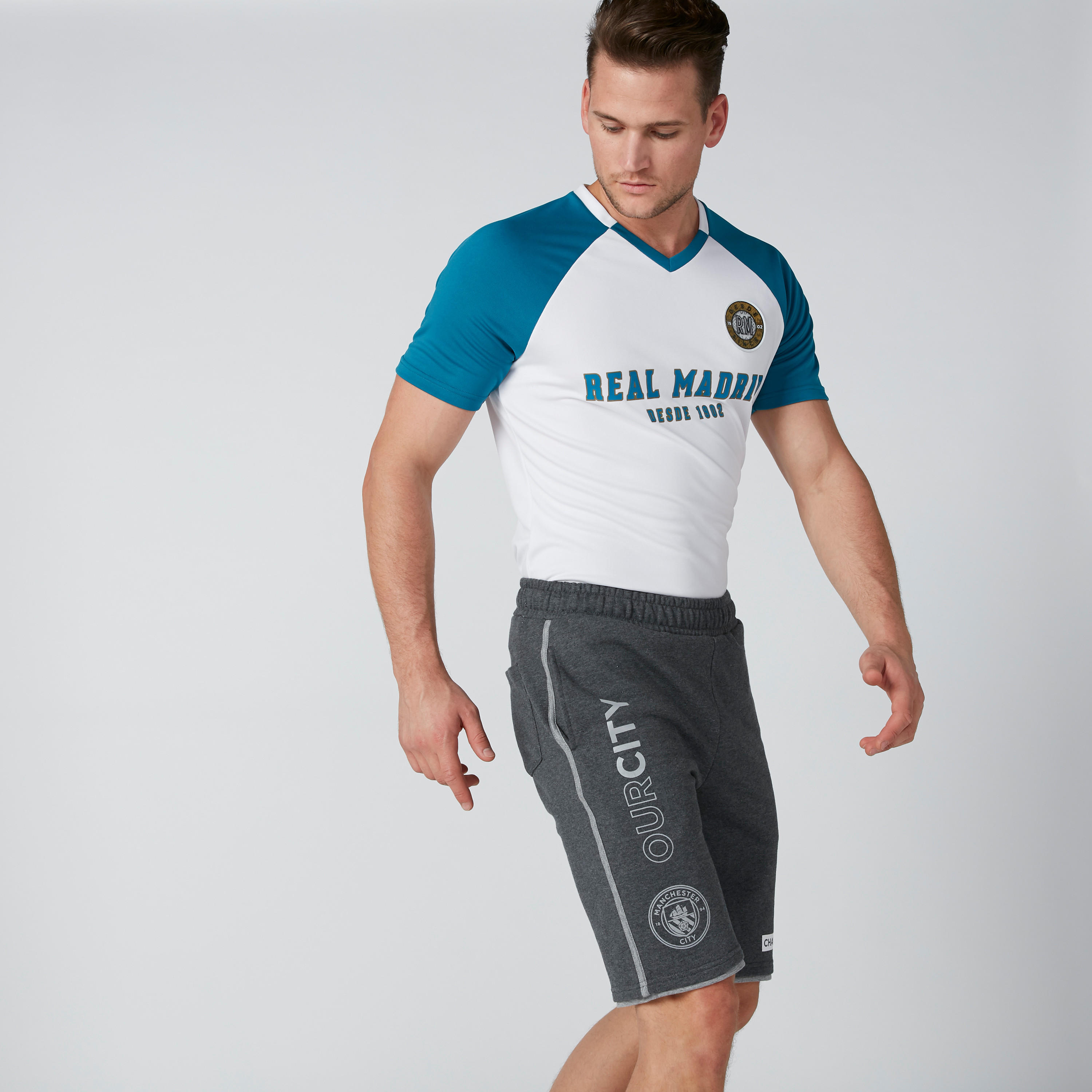 شورت بخصر مطّاطي وجيوب وطبعات-men-clothing-sportswearandactivewear-bottoms-image-3