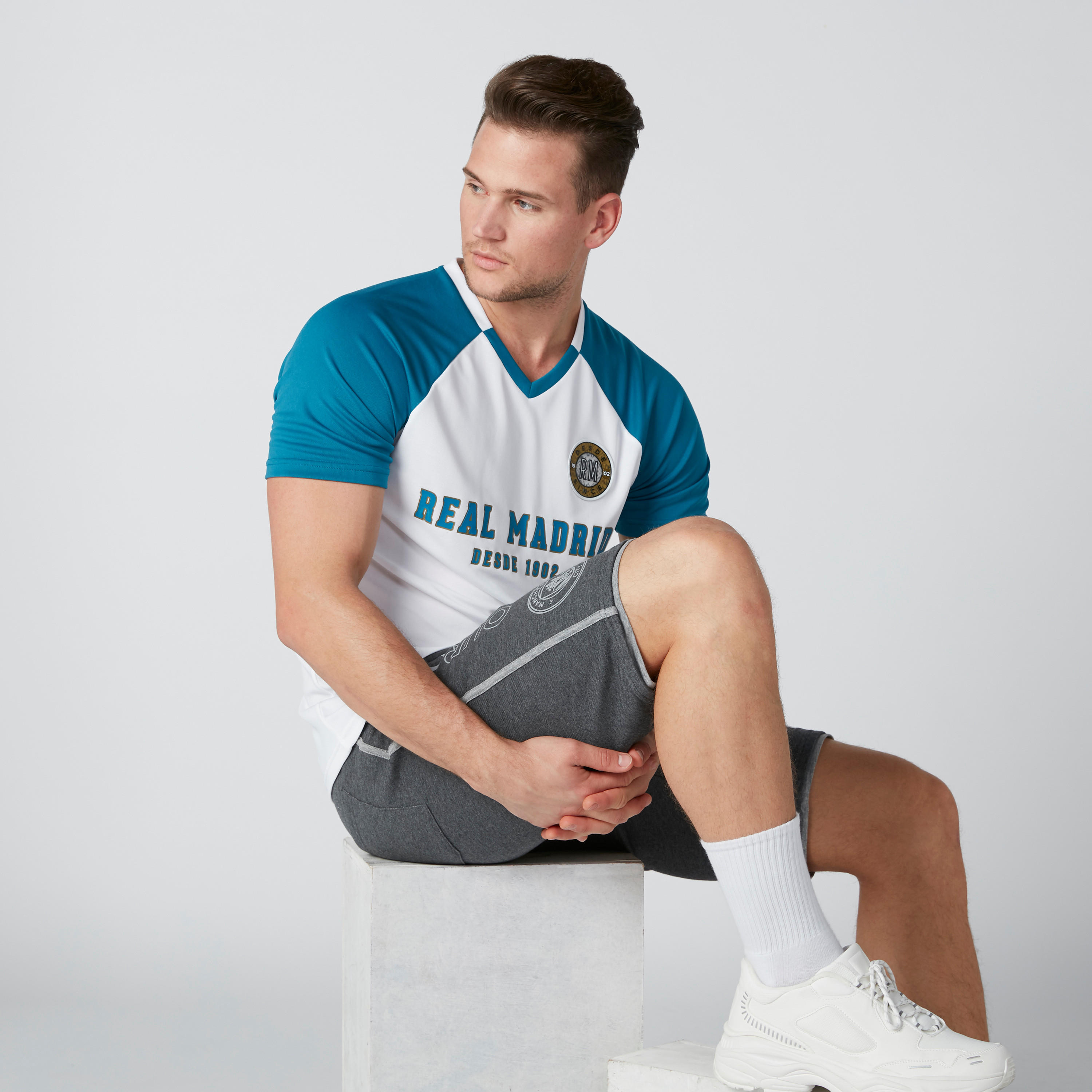 شورت بخصر مطّاطي وجيوب وطبعات-men-clothing-sportswearandactivewear-bottoms-image-4