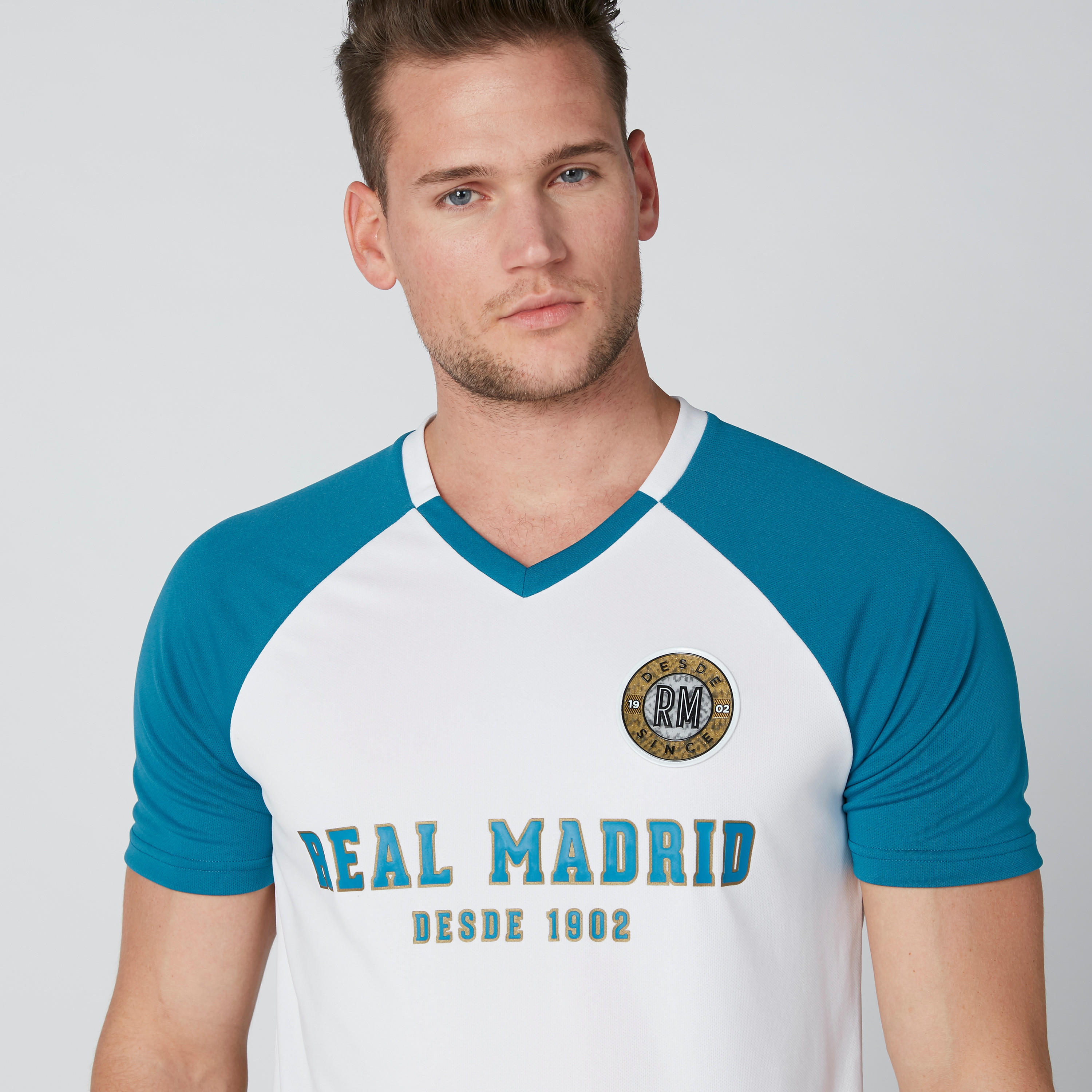 تيشيرت بياقة V وأكمام مغايرة وطبعات-men-clothing-sportswearandactivewear-tshirtsandpolos-image-5