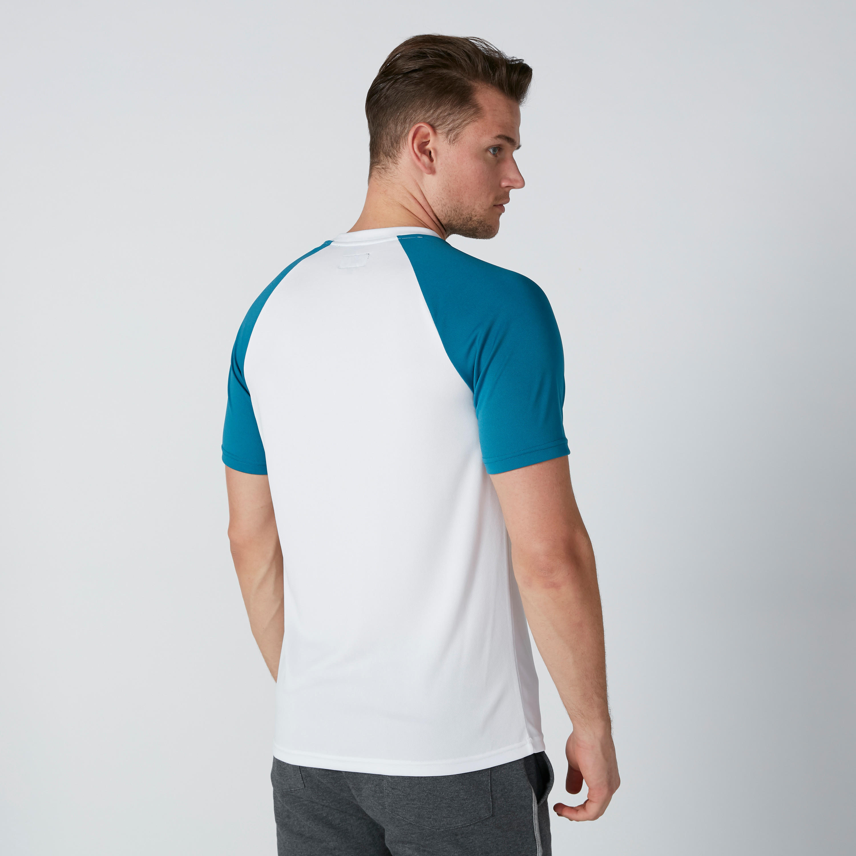 تيشيرت بياقة V وأكمام مغايرة وطبعات-men-clothing-sportswearandactivewear-tshirtsandpolos-image-4