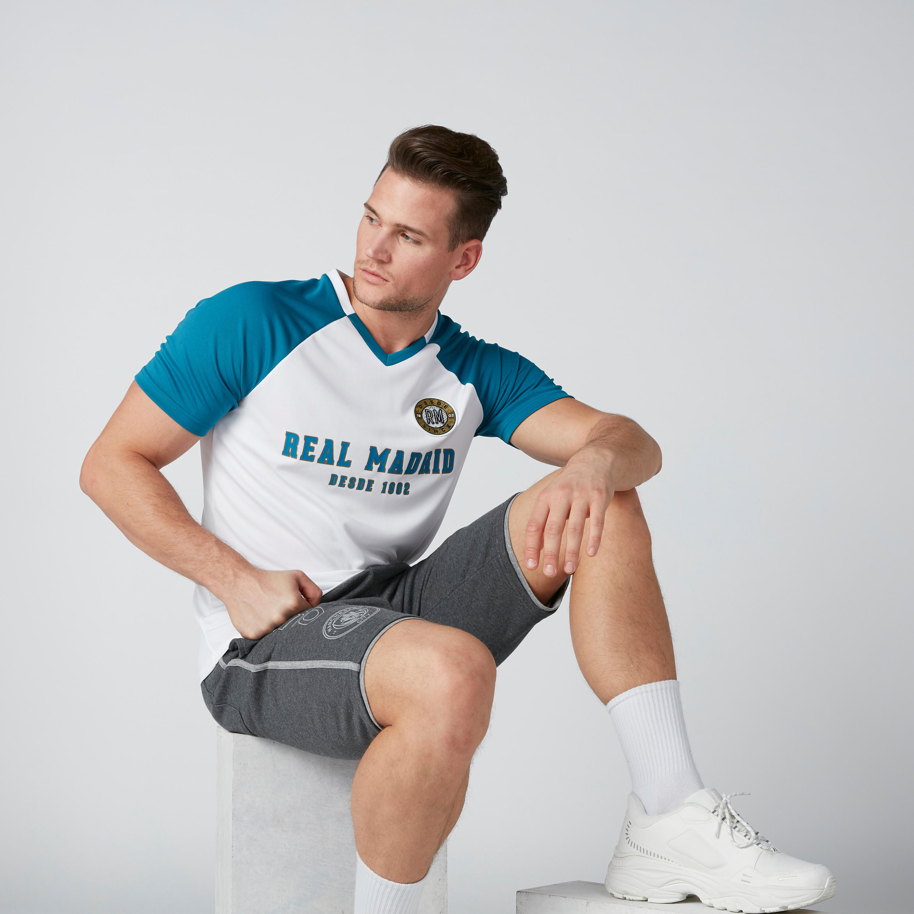 تيشيرت بياقة V وأكمام مغايرة وطبعات-men-clothing-sportswearandactivewear-tshirtsandpolos-image-3