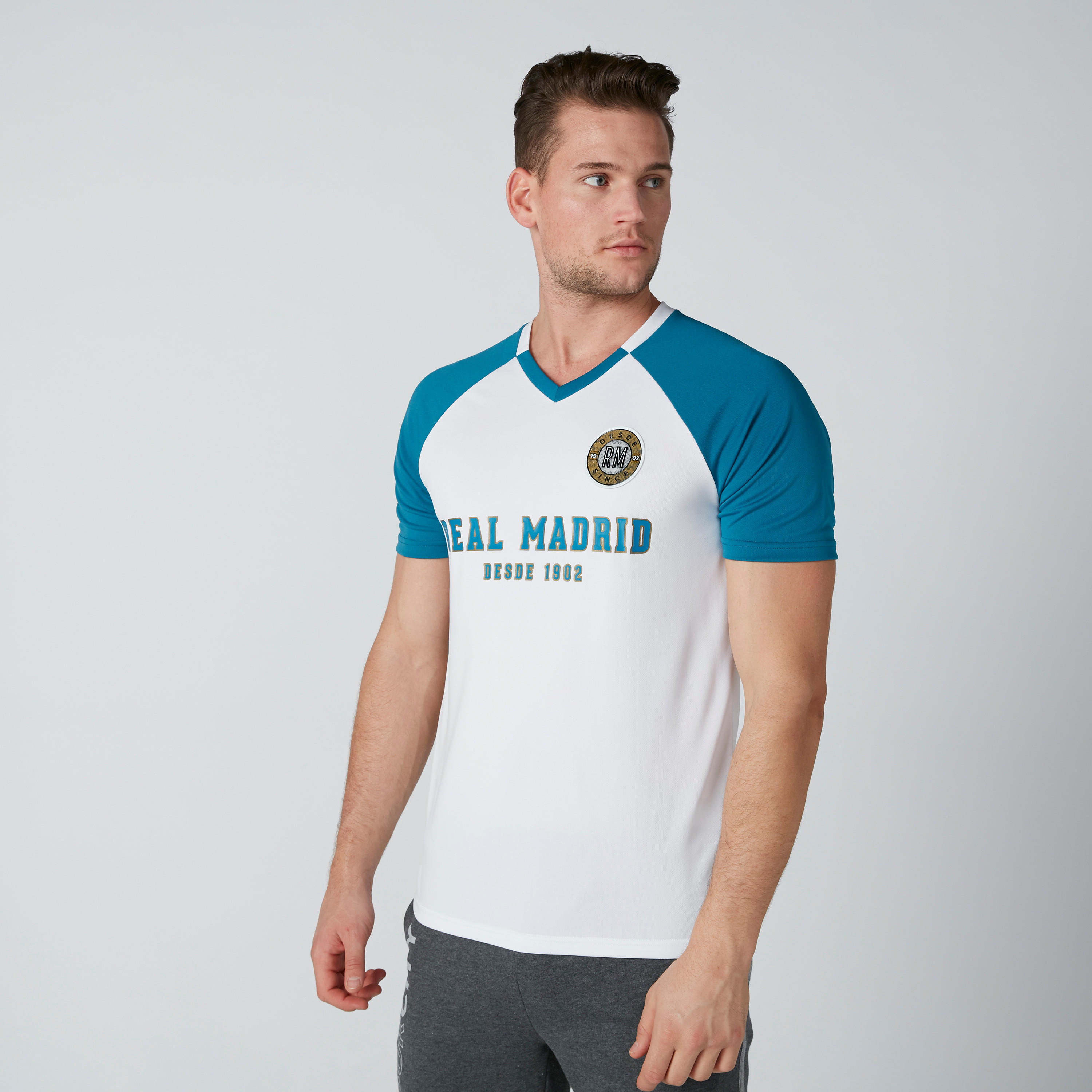 تيشيرت بياقة V وأكمام مغايرة وطبعات-men-clothing-sportswearandactivewear-tshirtsandpolos-image-2