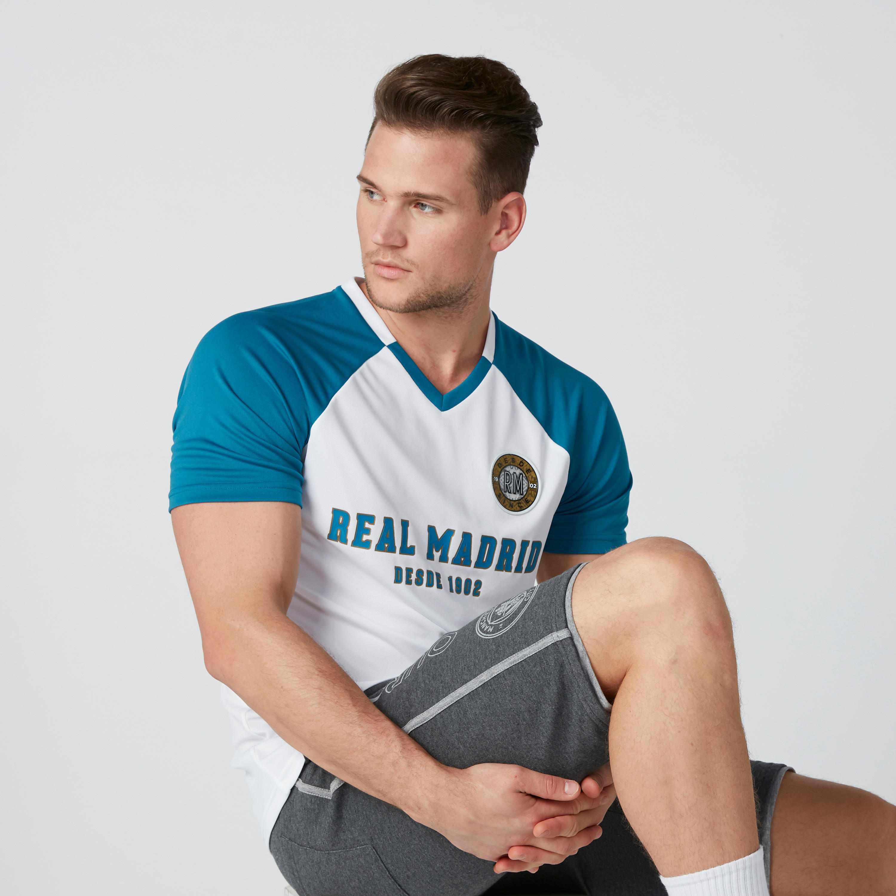 تيشيرت بياقة V وأكمام مغايرة وطبعات-men-clothing-sportswearandactivewear-tshirtsandpolos-image-1