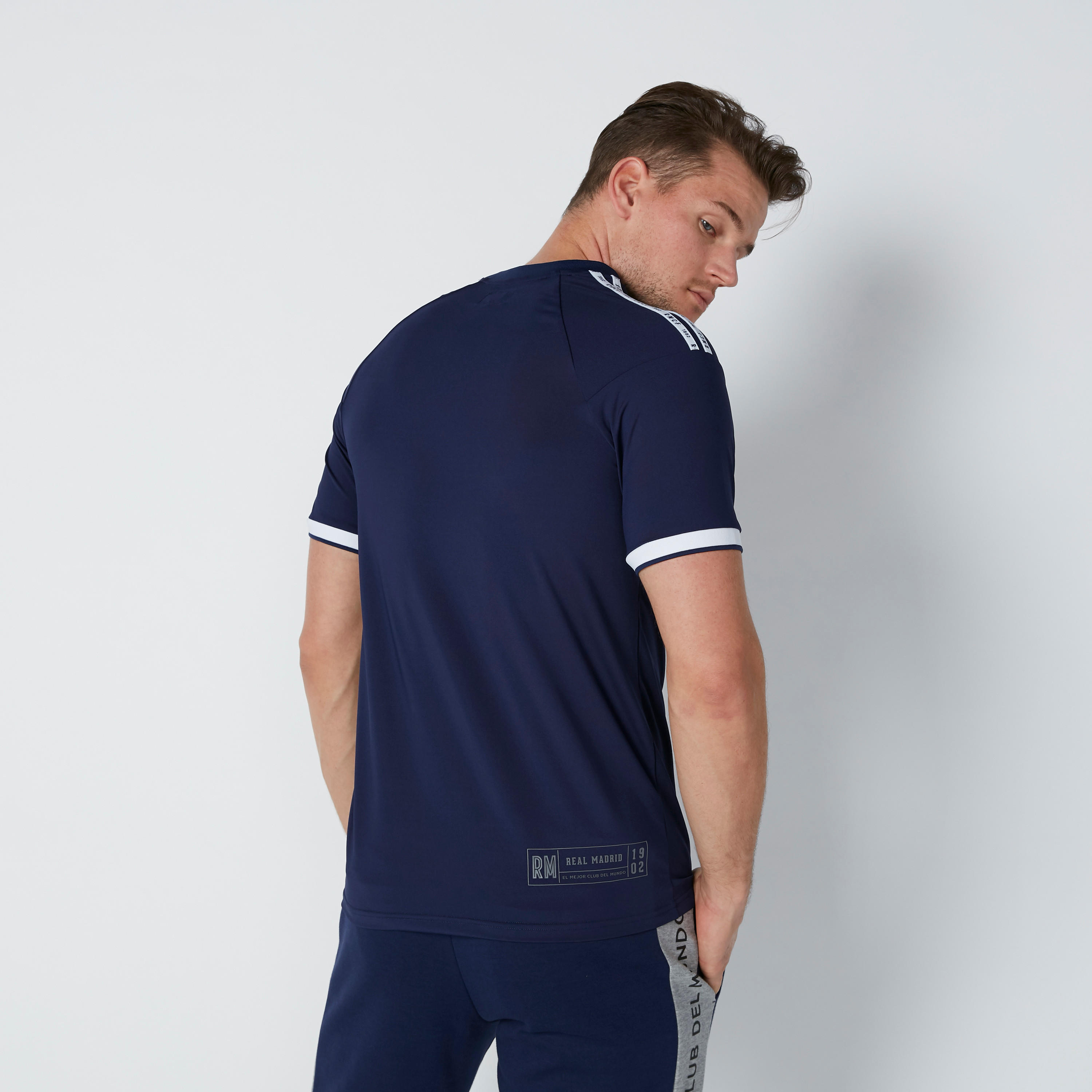 تيشيرت بأكمام قصيرة وطبعات-men-clothing-sportswearandactivewear-tshirtsandpolos-image-3