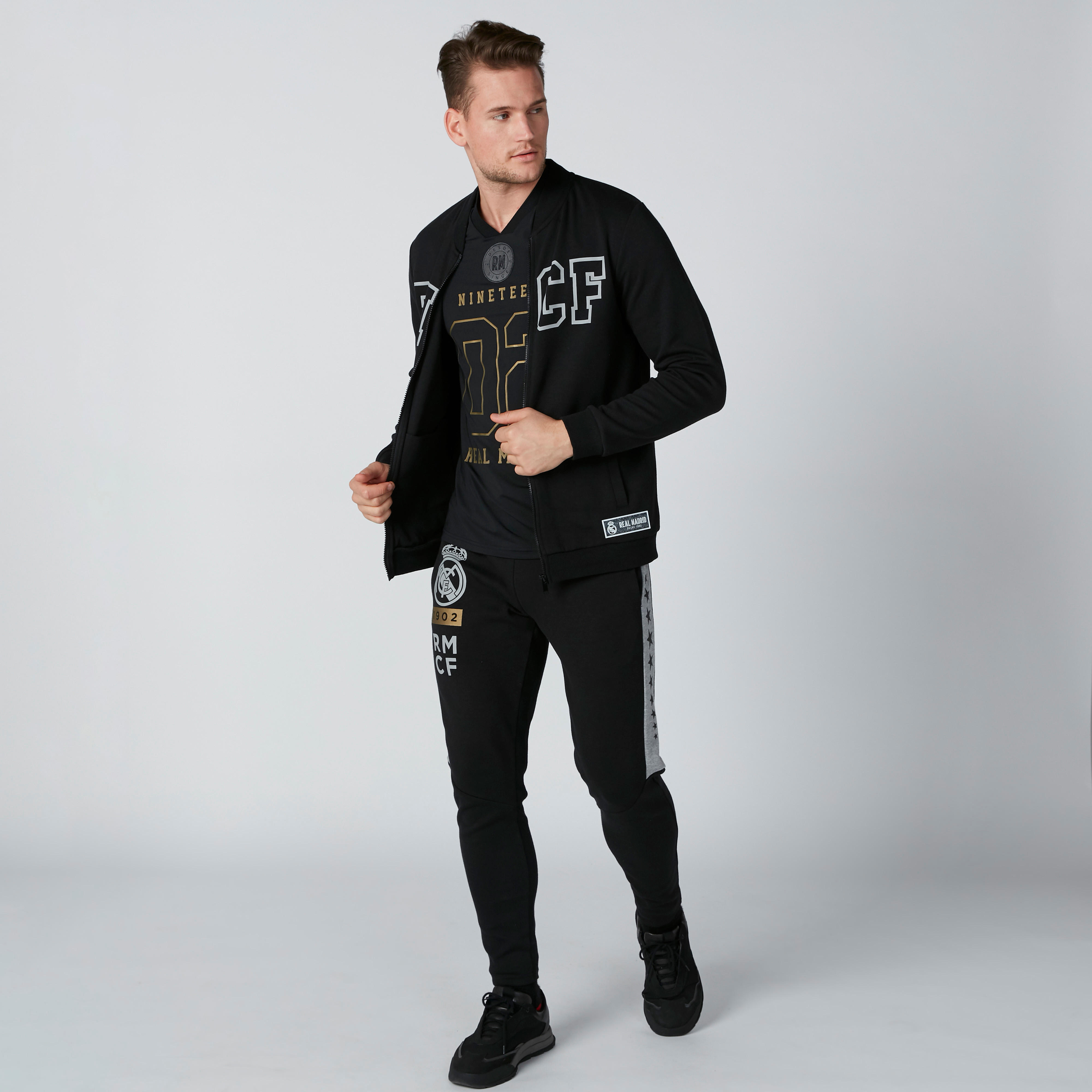 تيشيرت بياقة V وأكمام قصيرة وطبعات-men-clothing-sportswearandactivewear-tshirtsandpolos-image-1