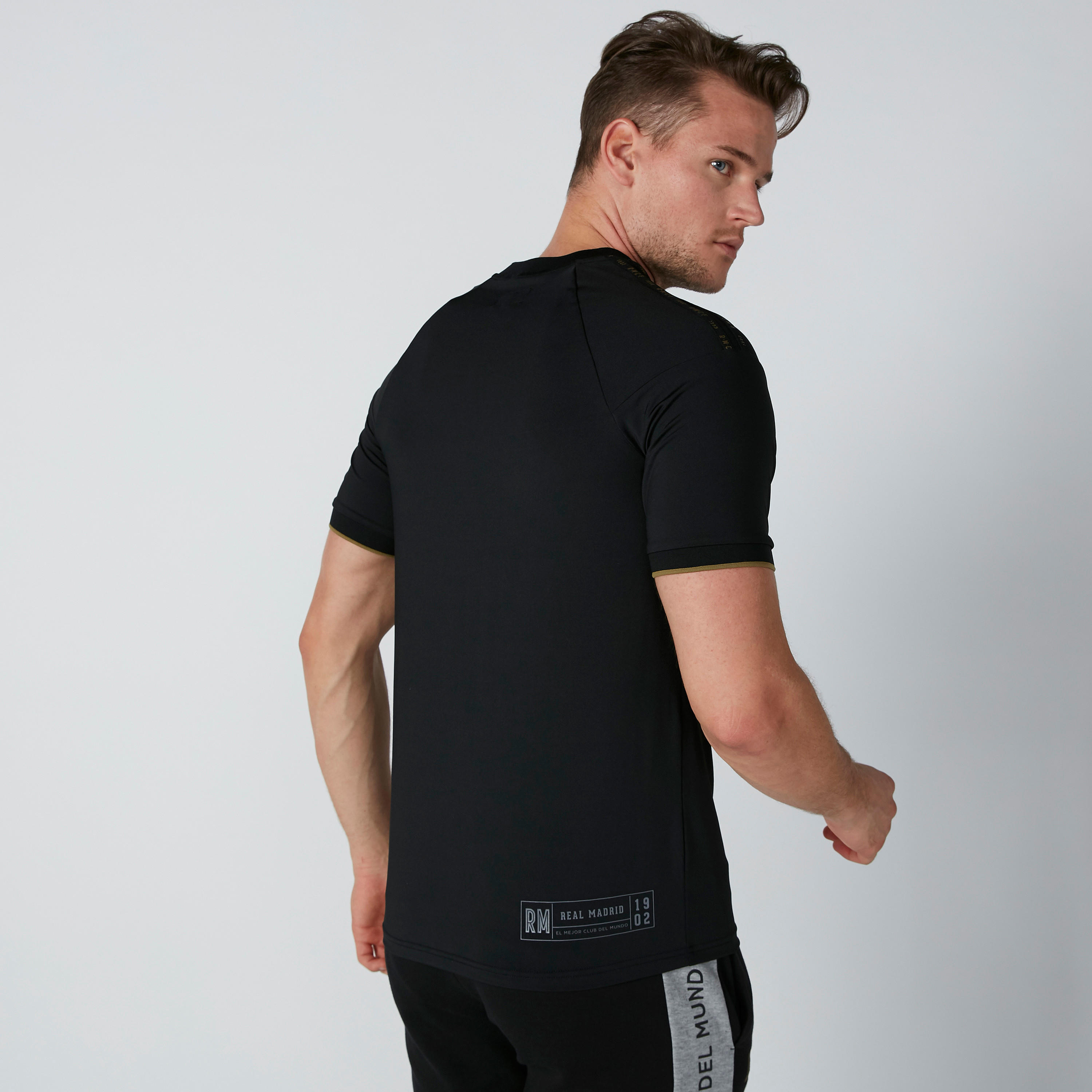 تيشيرت بياقة V وأكمام قصيرة وطبعات-men-clothing-sportswearandactivewear-tshirtsandpolos-image-2