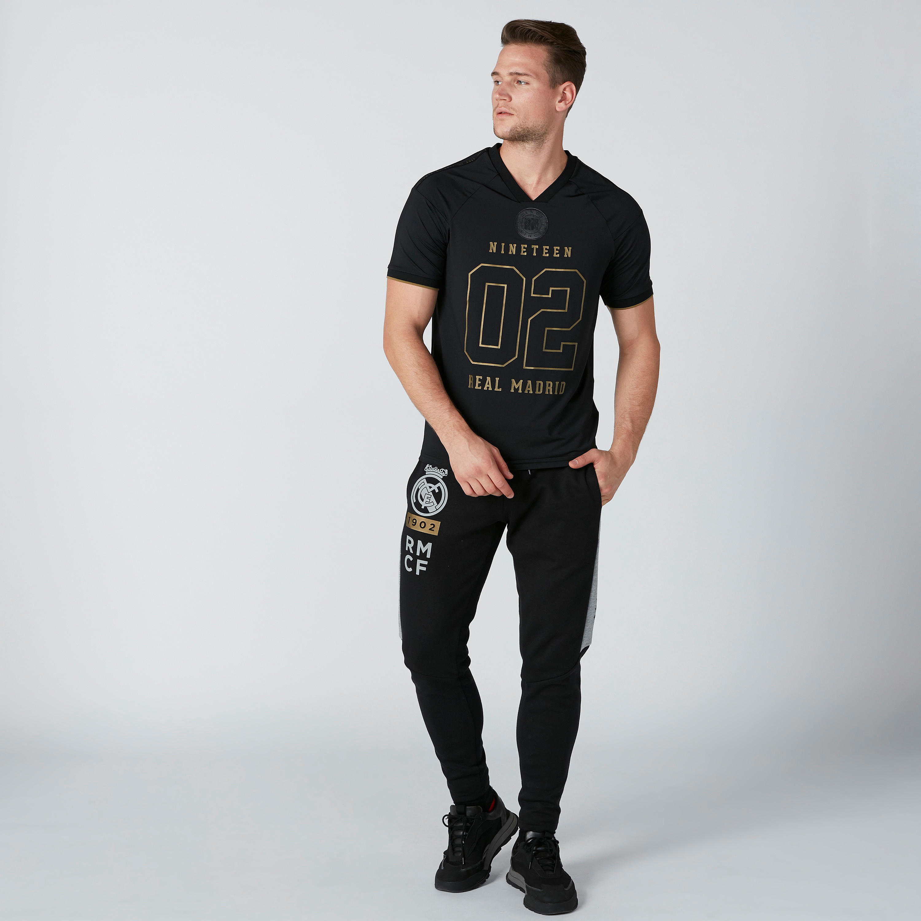 تيشيرت بياقة V وأكمام قصيرة وطبعات-men-clothing-sportswearandactivewear-tshirtsandpolos-image-3