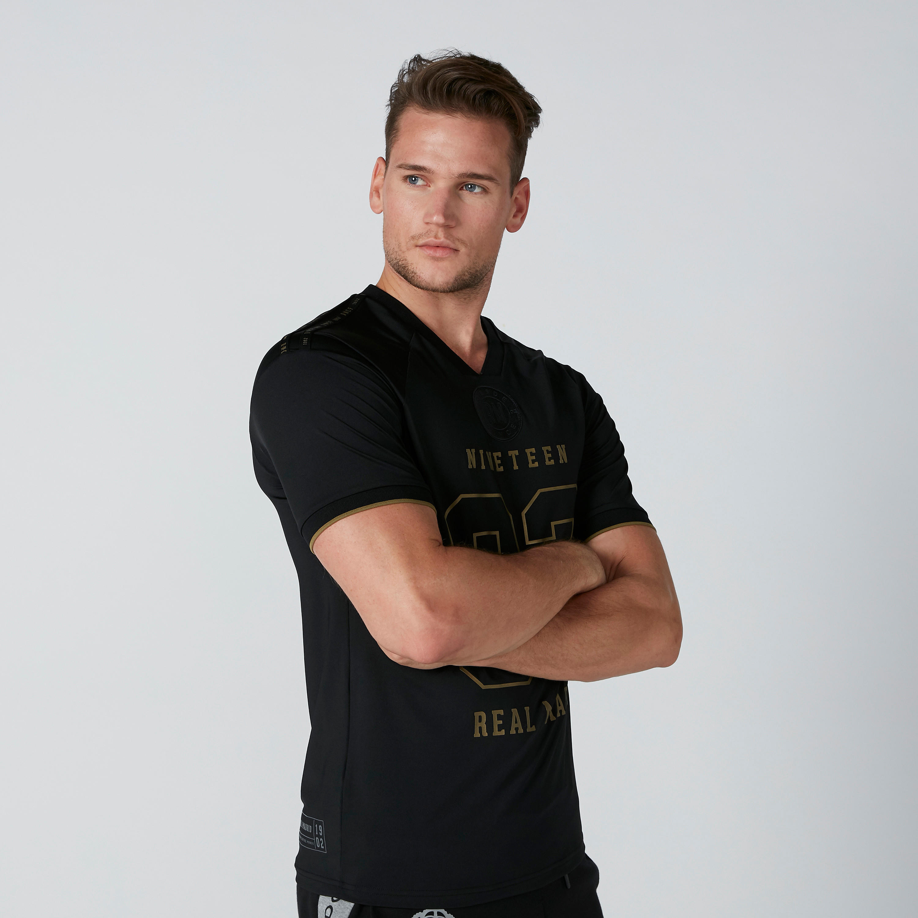 تيشيرت بياقة V وأكمام قصيرة وطبعات-men-clothing-sportswearandactivewear-tshirtsandpolos-image-4