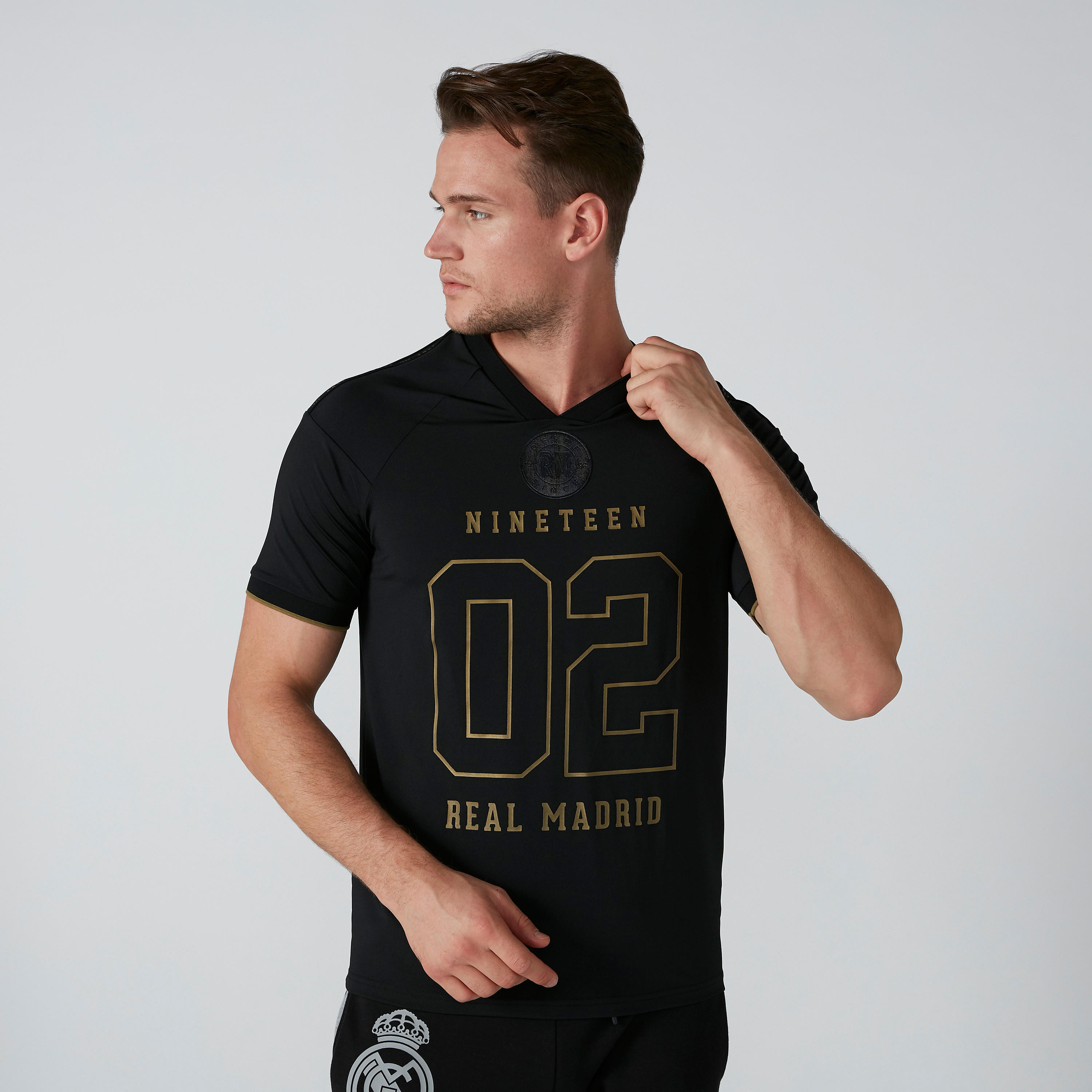 تيشيرت بياقة V وأكمام قصيرة وطبعات-men-clothing-sportswearandactivewear-tshirtsandpolos-image-5