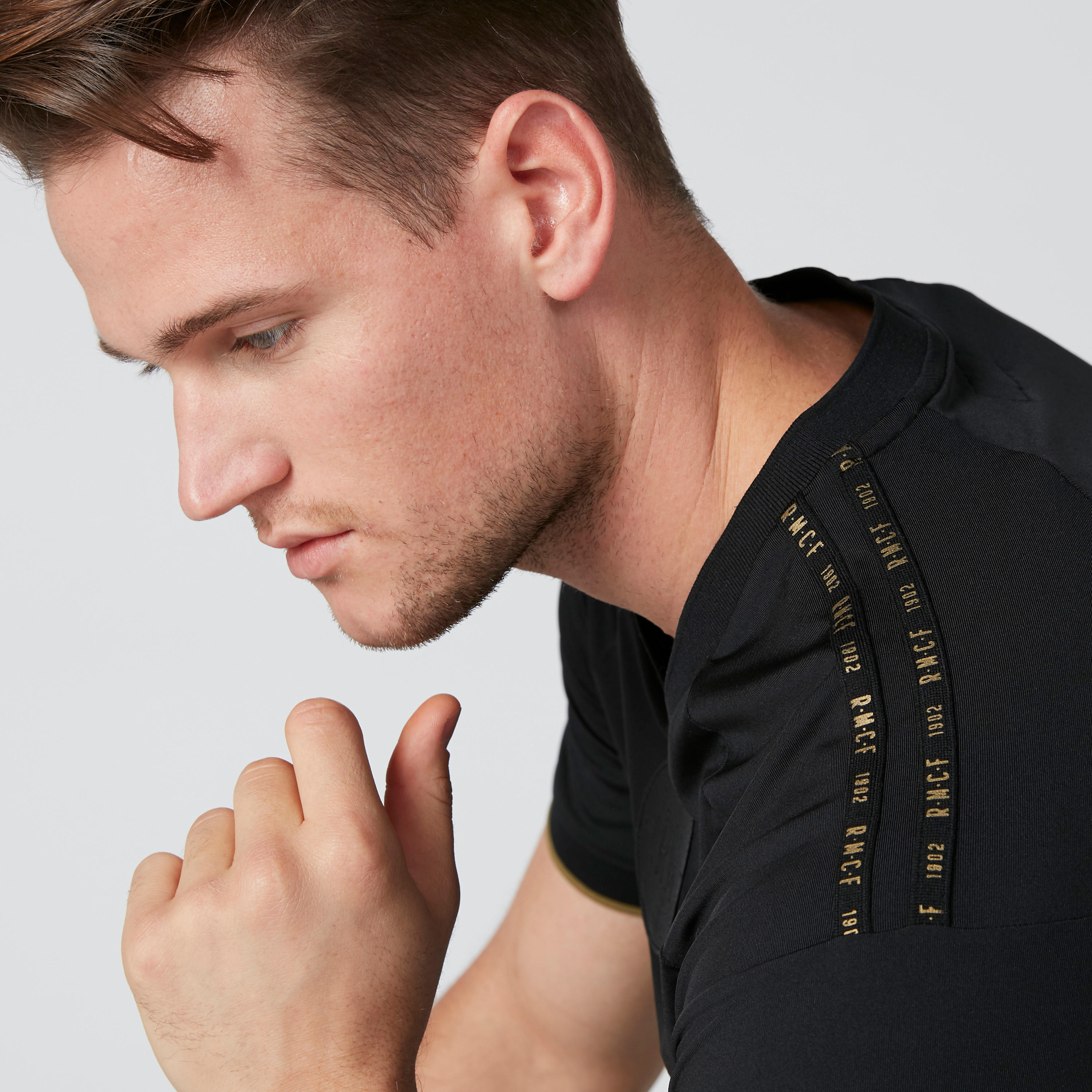 تيشيرت بياقة V وأكمام قصيرة وطبعات-men-clothing-sportswearandactivewear-tshirtsandpolos-image-6