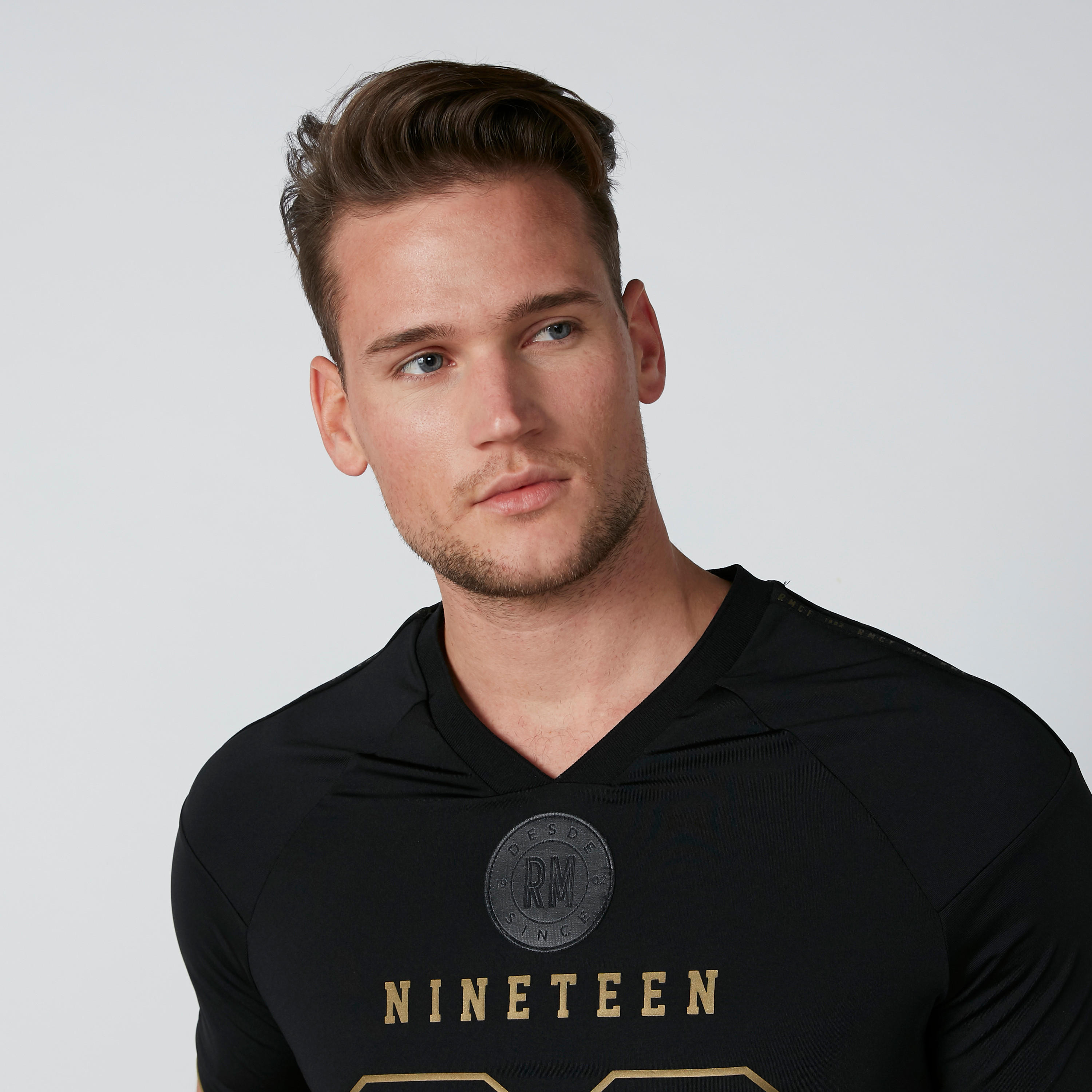 تيشيرت بياقة V وأكمام قصيرة وطبعات-men-clothing-sportswearandactivewear-tshirtsandpolos-image-7