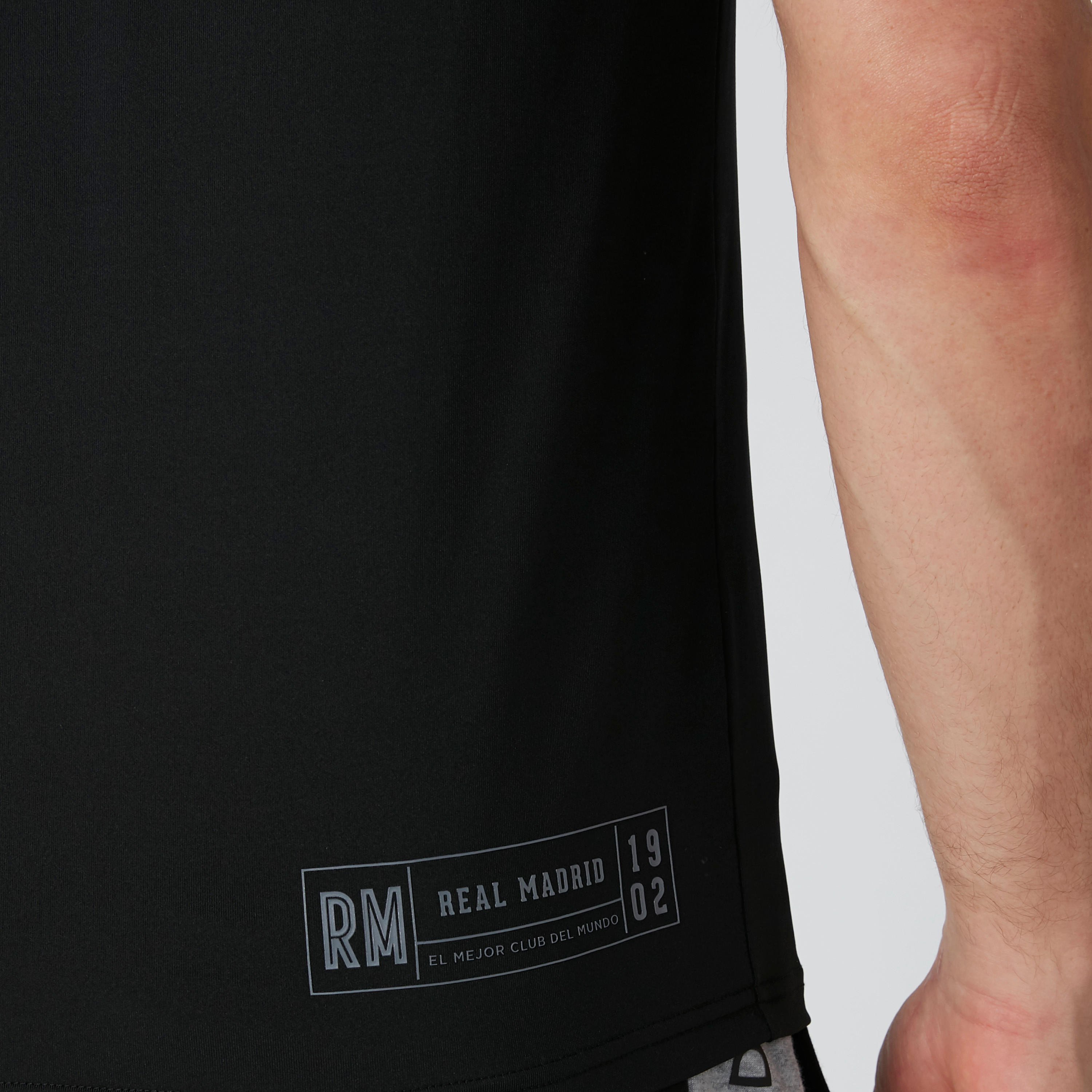 تيشيرت بياقة V وأكمام قصيرة وطبعات-men-clothing-sportswearandactivewear-tshirtsandpolos-image-8