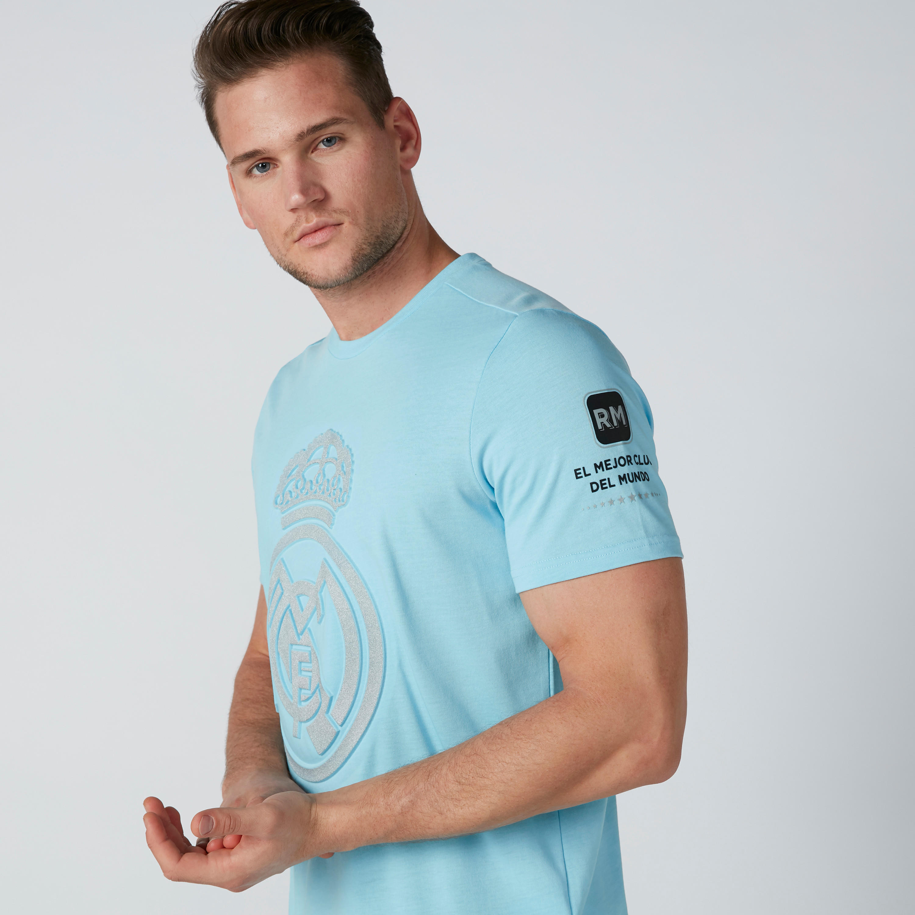 تيشيرت بياقة ضيّقة وأكمام قصيرة وطبعات-men-clothing-sportswearandactivewear-tshirtsandpolos-image-1
