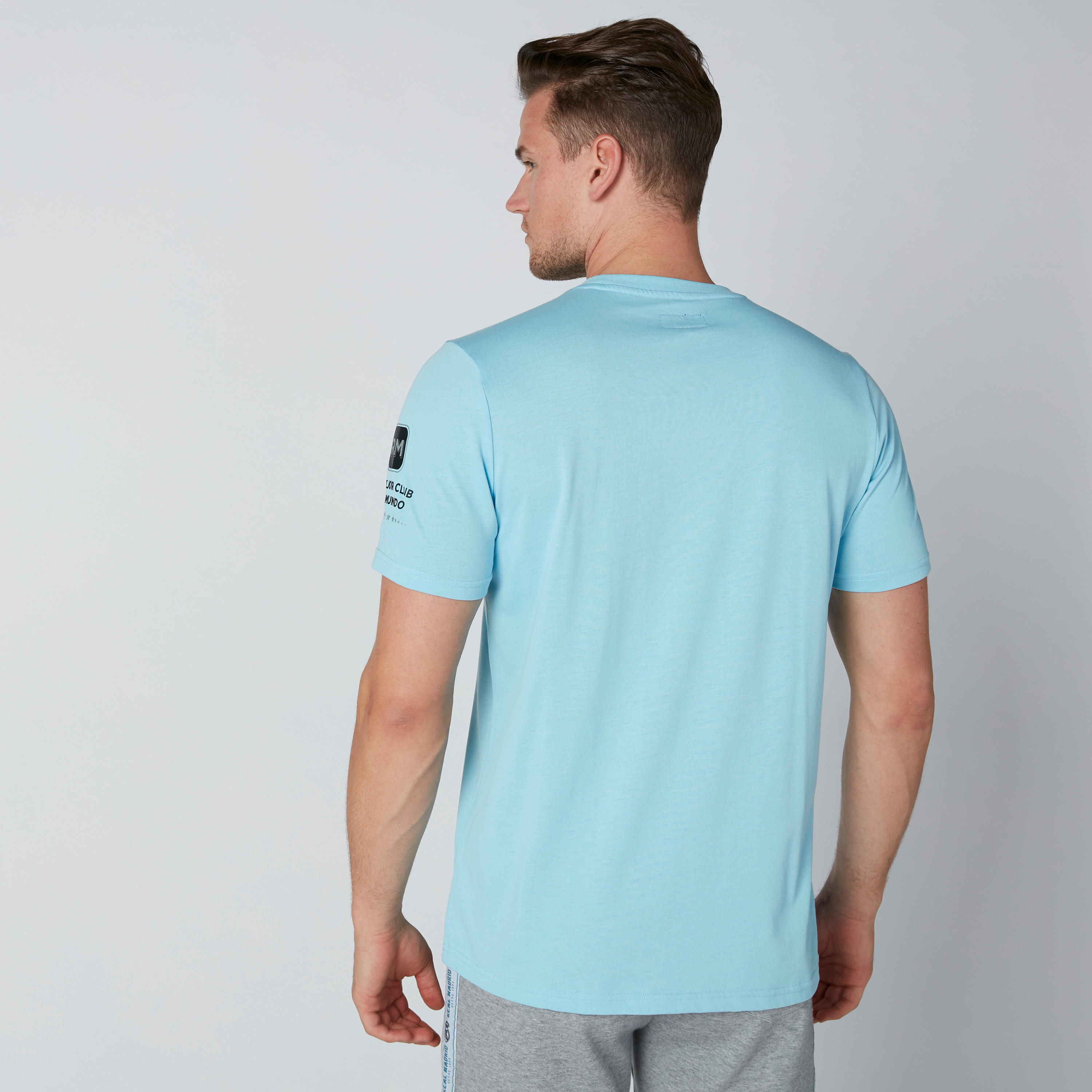 تيشيرت بياقة ضيّقة وأكمام قصيرة وطبعات-men-clothing-sportswearandactivewear-tshirtsandpolos-image-2