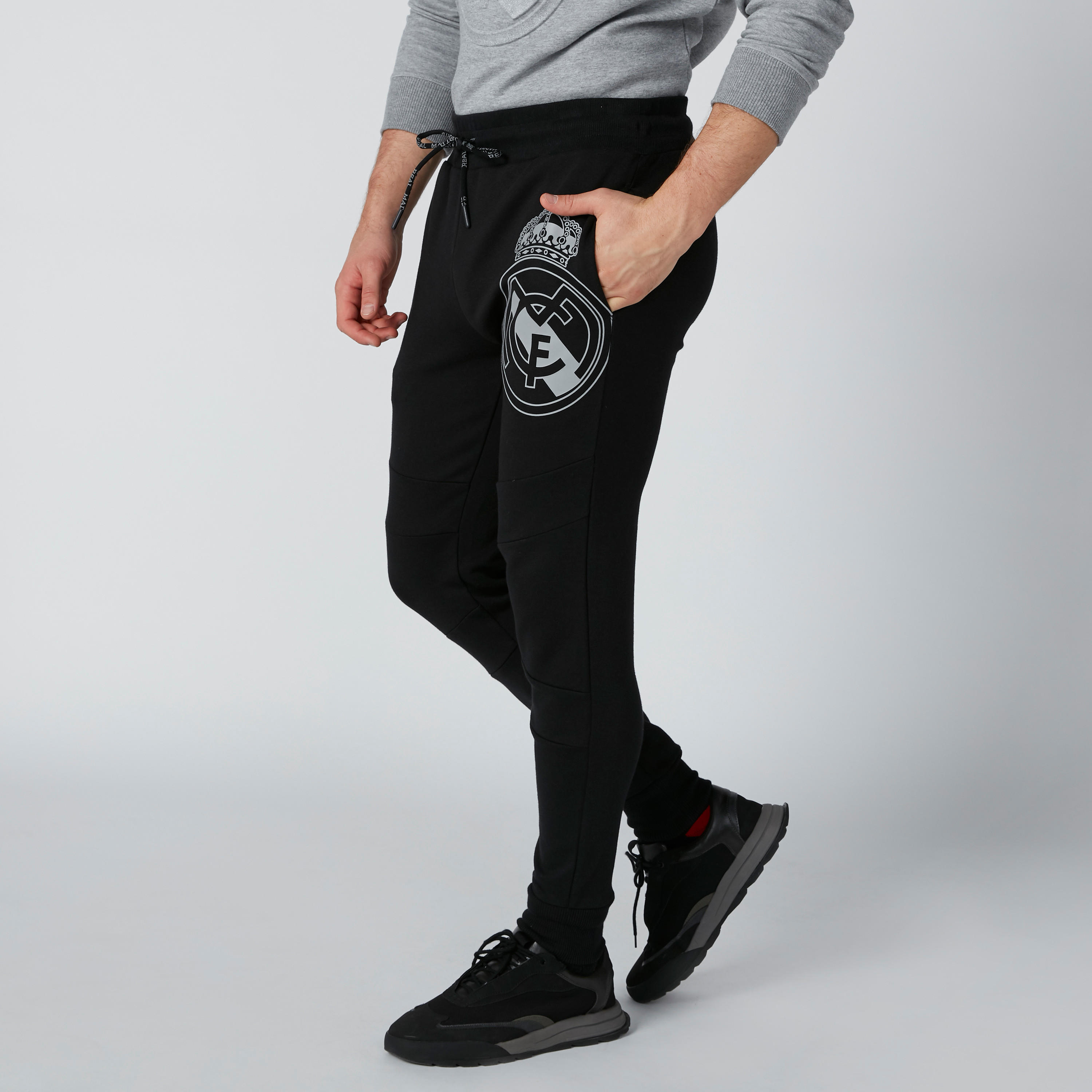 بنطال رياضي بجيوب وطبعات-men-clothing-sportswearandactivewear-bottoms-image-1