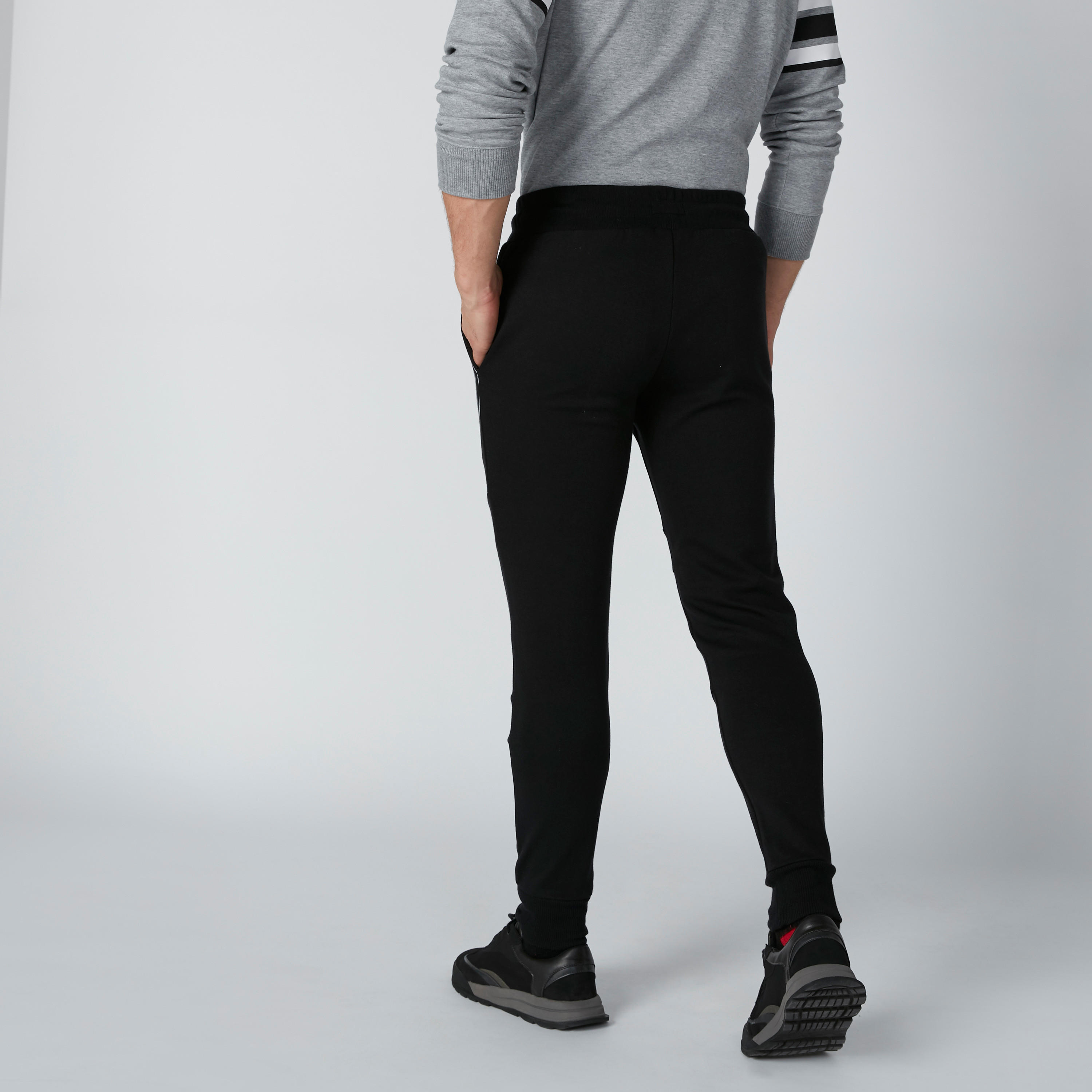 بنطال رياضي بجيوب وطبعات-men-clothing-sportswearandactivewear-bottoms-image-2