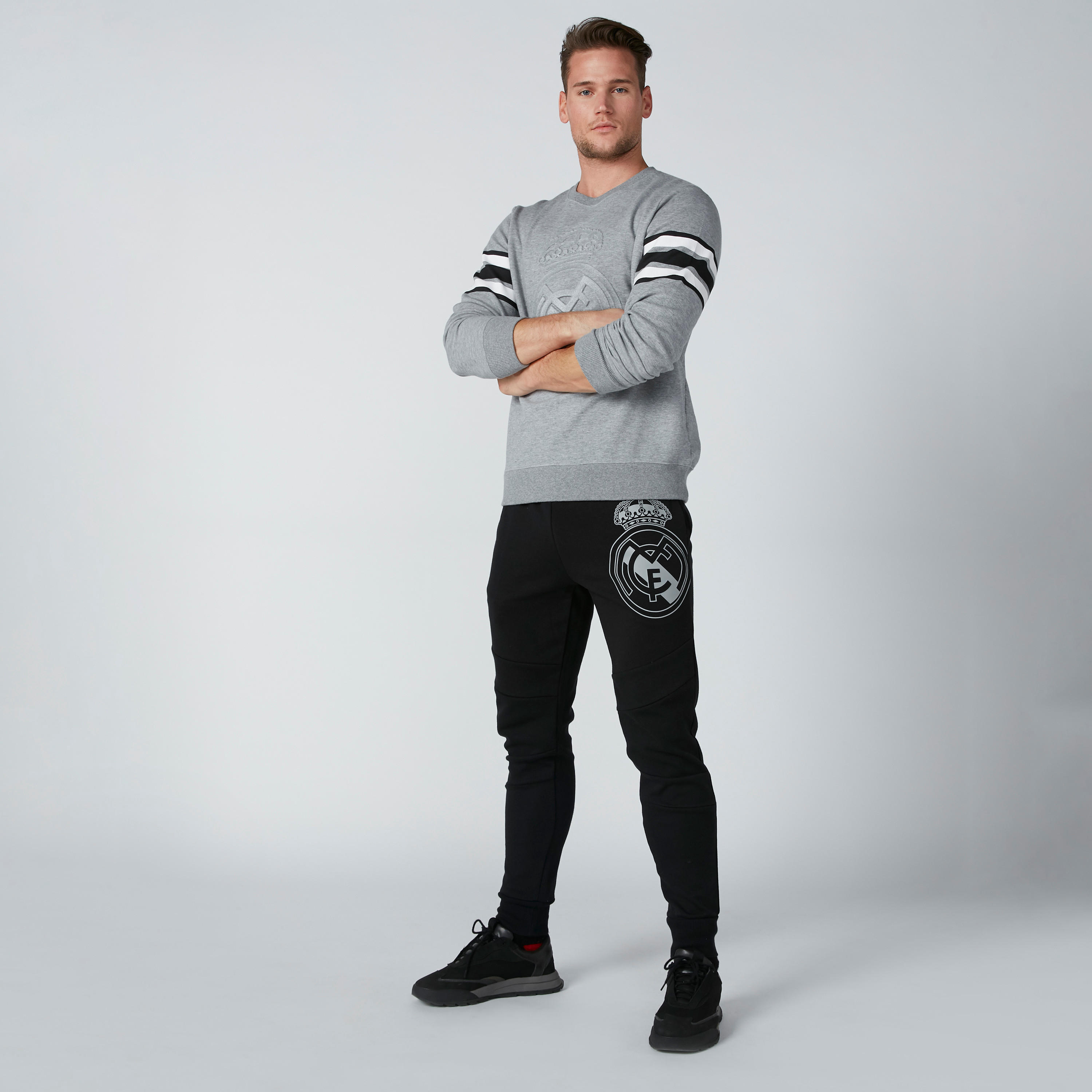 بنطال رياضي بجيوب وطبعات-men-clothing-sportswearandactivewear-bottoms-image-3