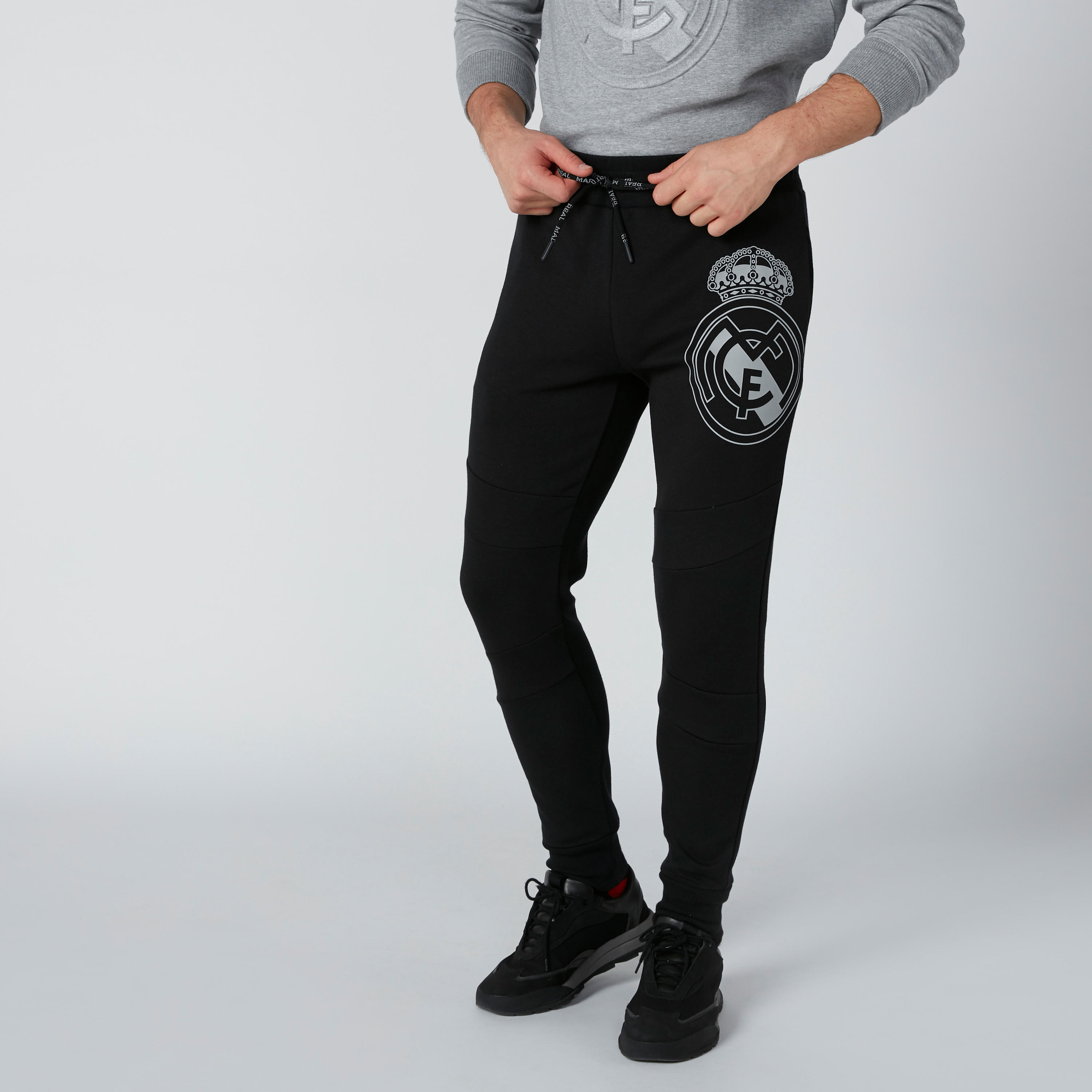 بنطال رياضي بجيوب وطبعات-men-clothing-sportswearandactivewear-bottoms-image-4