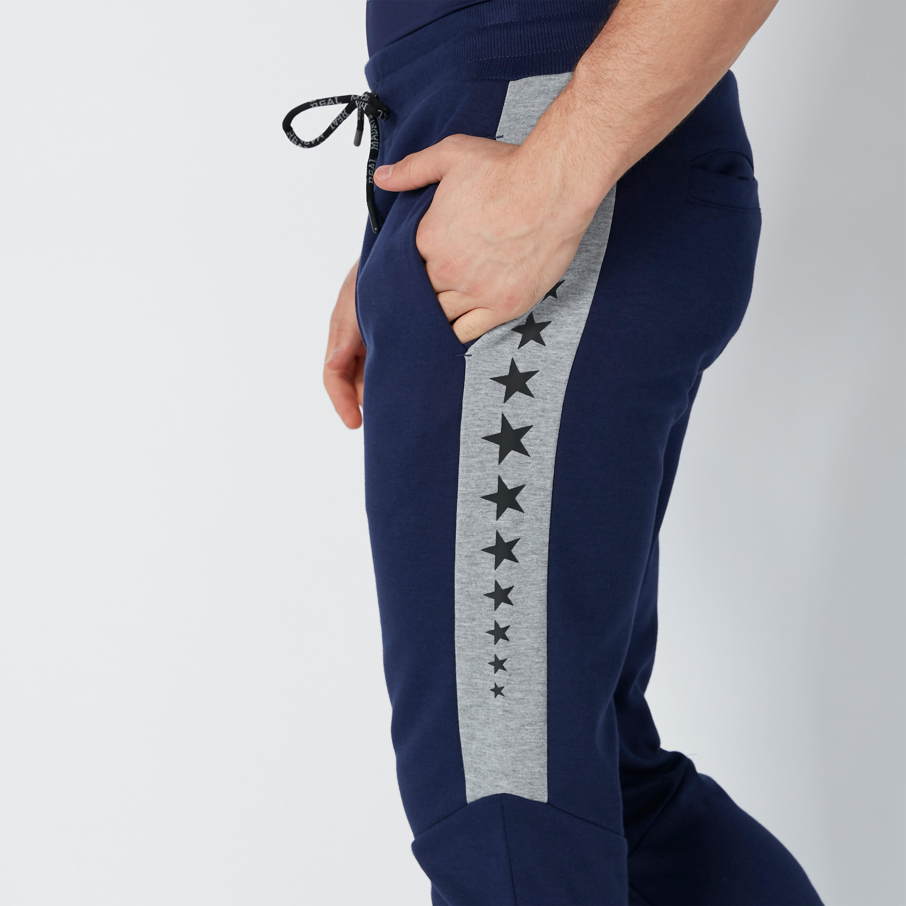 بنطال رياضي برباط وجيوب وطبعات-men-clothing-sportswearandactivewear-bottoms-image-2