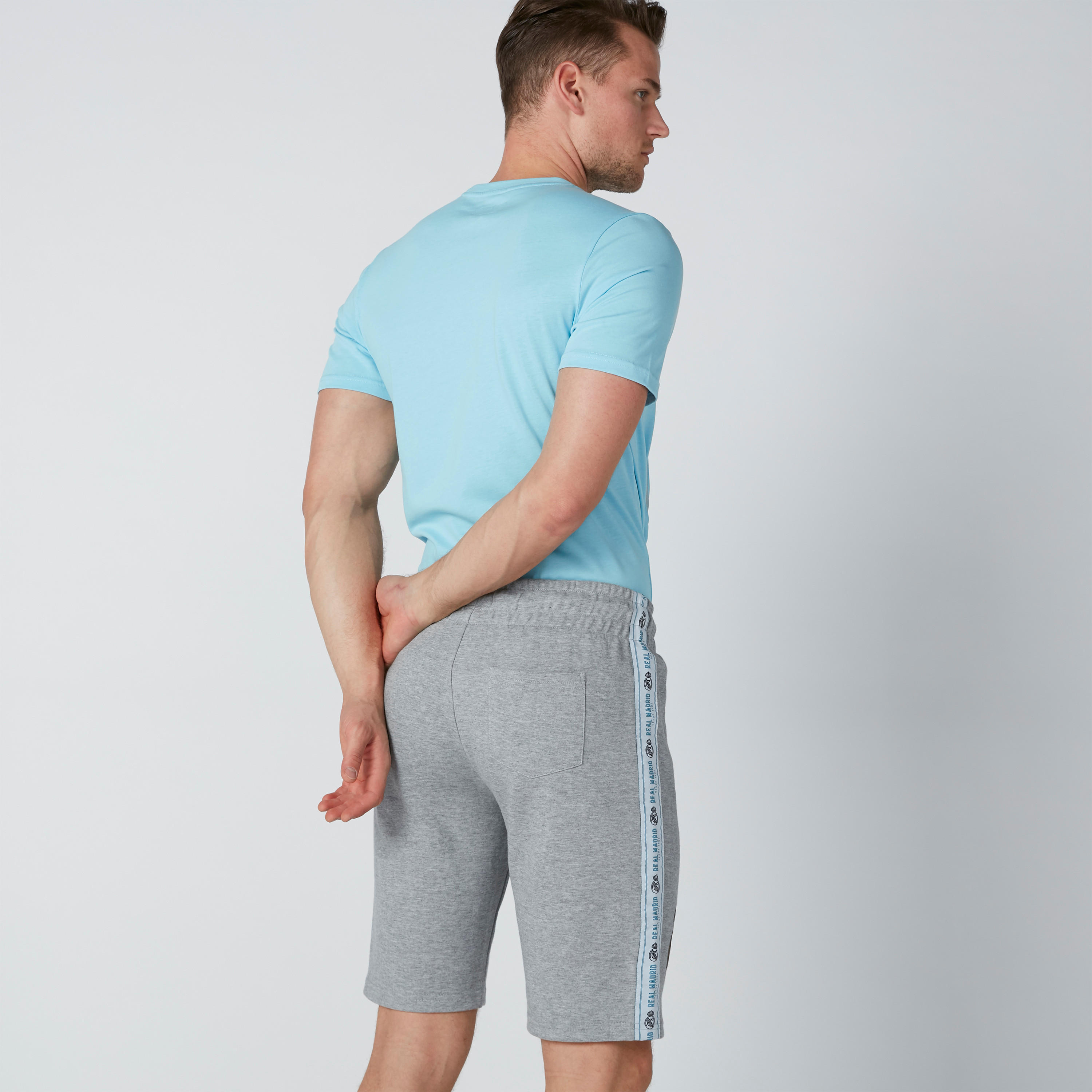 شورت رياضي برباط وجيوب وطبعات-men-clothing-sportswearandactivewear-bottoms-image-2