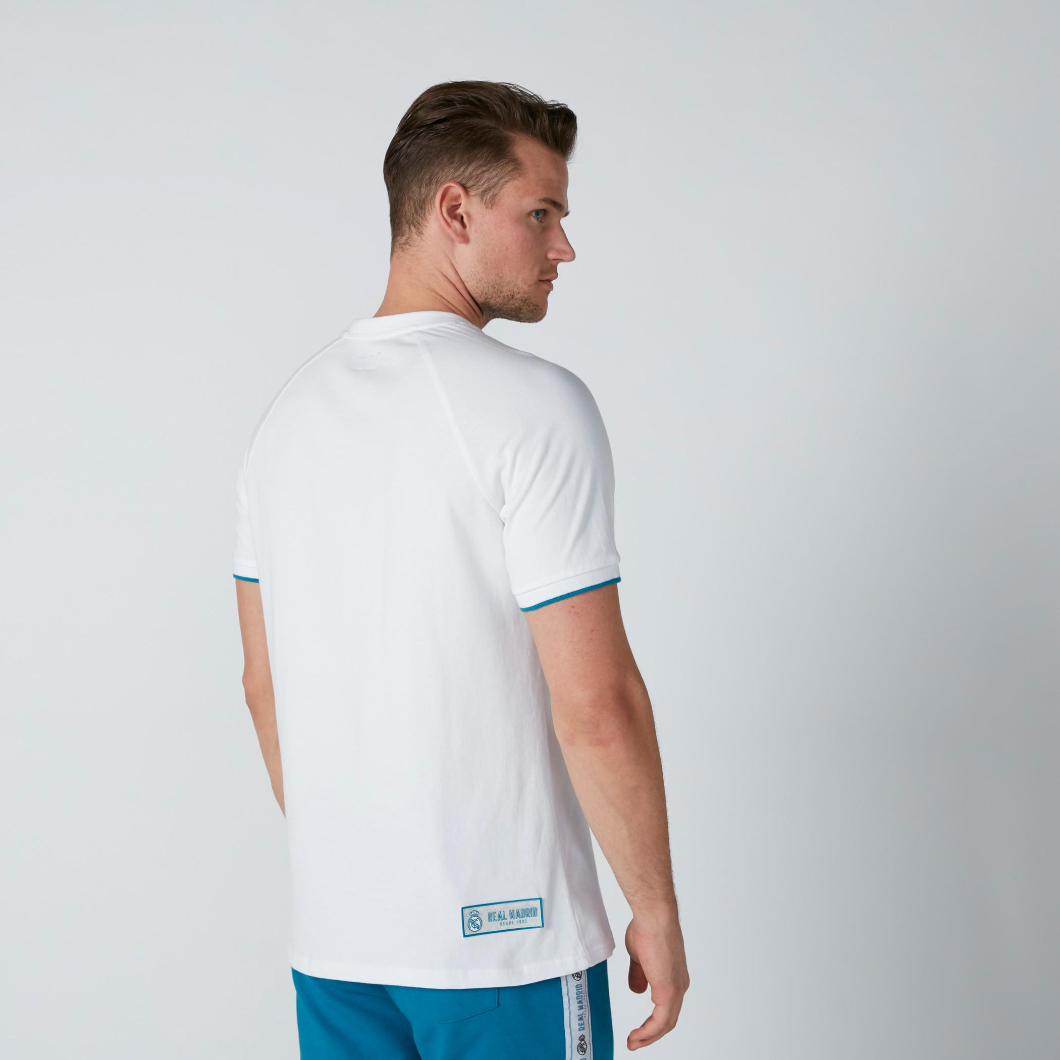 تيشيرت رياضي بياقة مستديرة وأكمام قصيرة وطبعات ريال مدريد-men-clothing-sportswearandactivewear-tshirtsandpolos-image-2