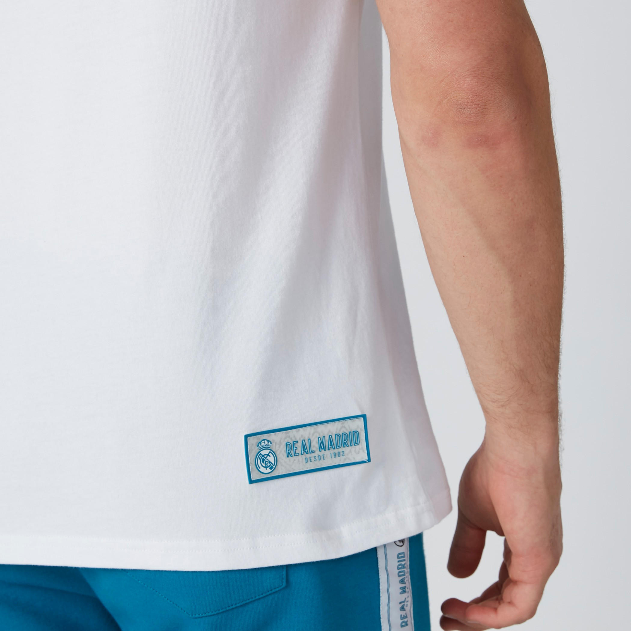 تيشيرت رياضي بياقة مستديرة وأكمام قصيرة وطبعات ريال مدريد-men-clothing-sportswearandactivewear-tshirtsandpolos-image-4