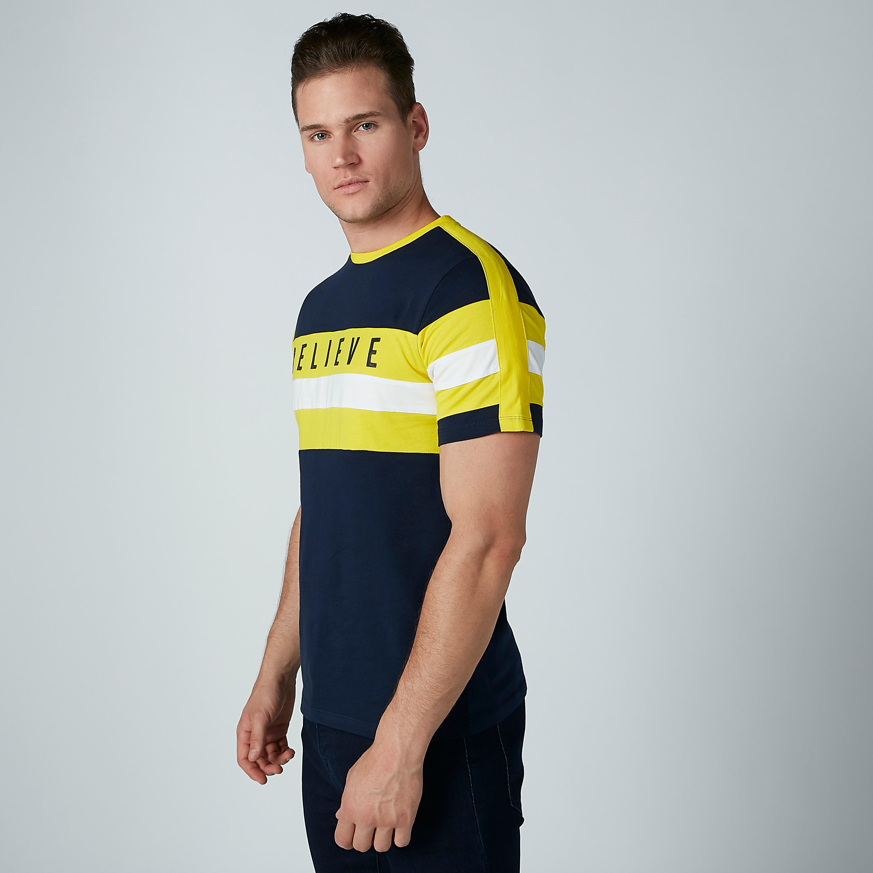تيشيرت بأكمام قصيرة وشريطة وطبعات-men-clothing-tshirtsandpolos-tshirts-image-4