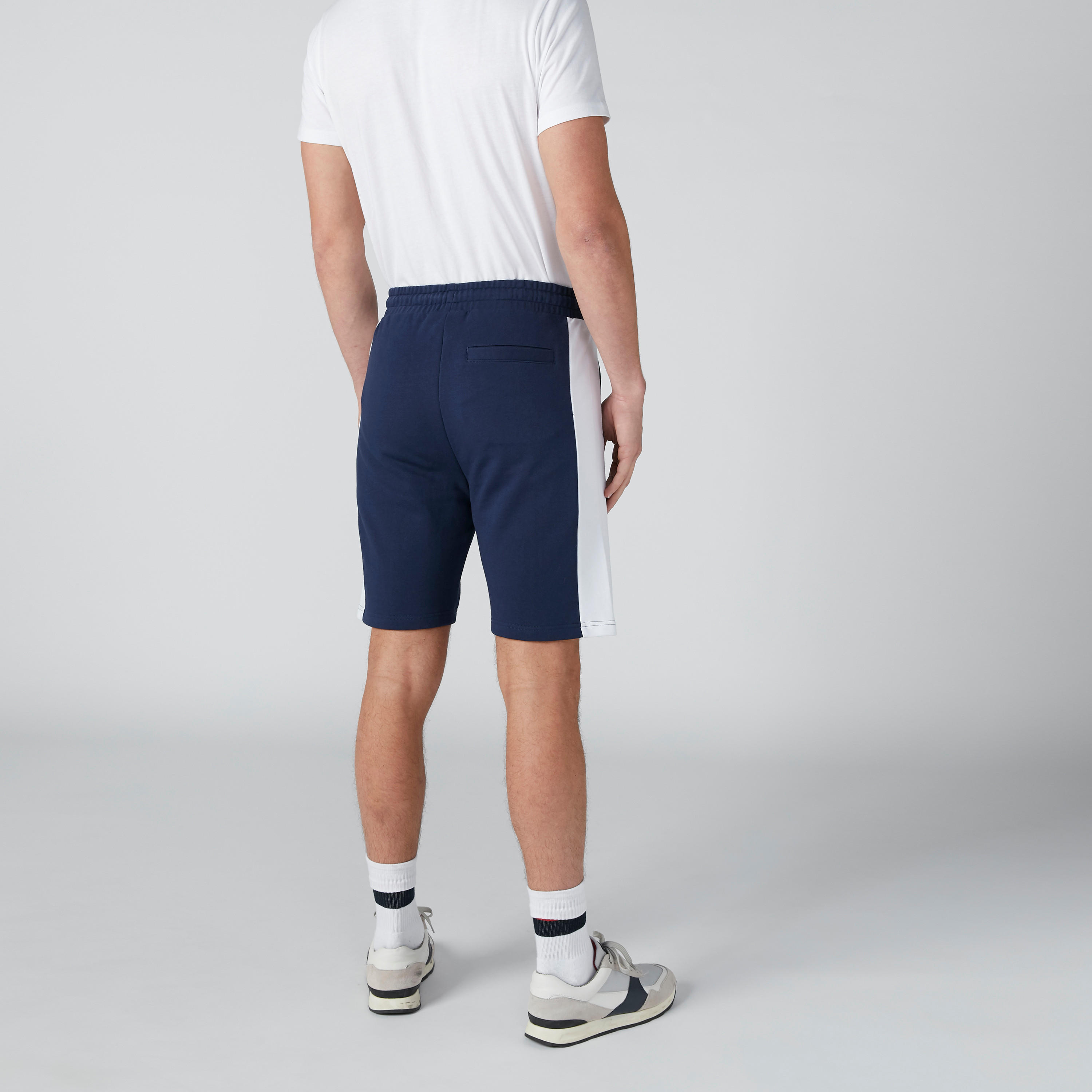 شورت بخصر متوسط الارتفاع ورباط وجيوب وطبعات-men-clothing-bottoms-shorts-image-2