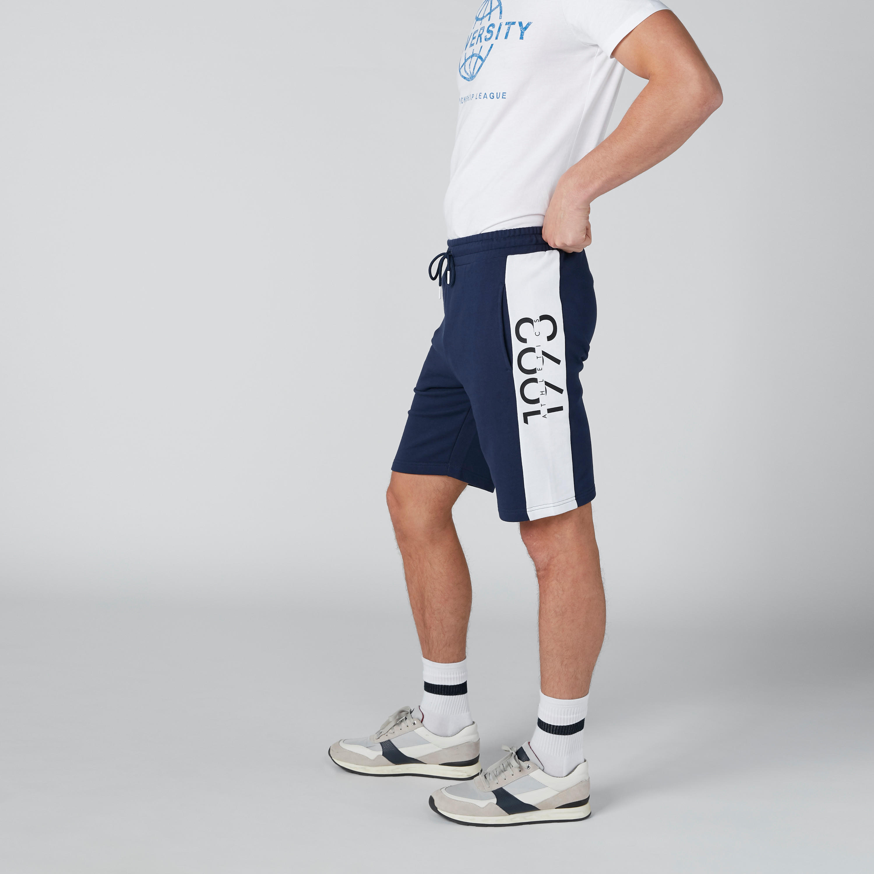 شورت بخصر متوسط الارتفاع ورباط وجيوب وطبعات-men-clothing-bottoms-shorts-image-3