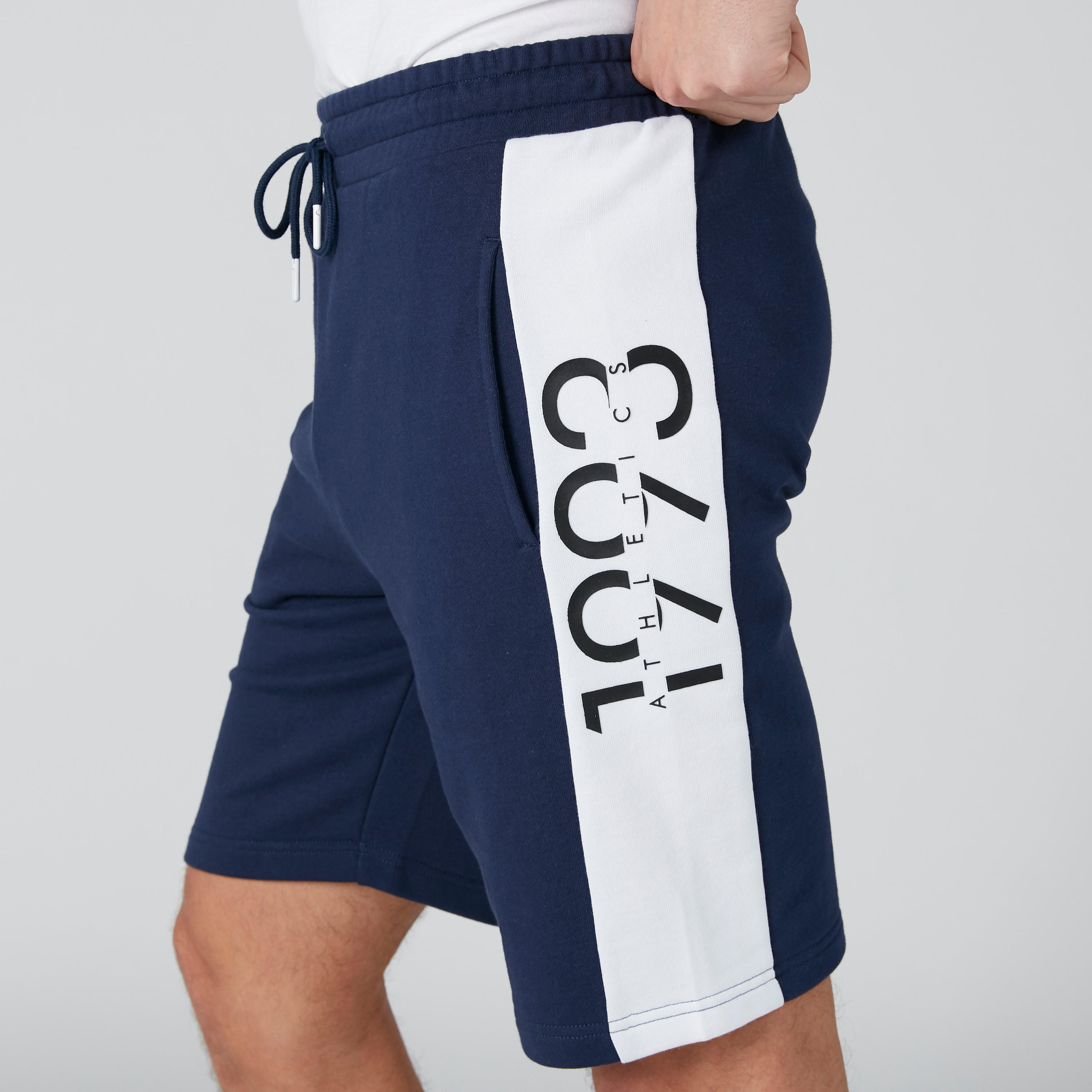 شورت بخصر متوسط الارتفاع ورباط وجيوب وطبعات-men-clothing-bottoms-shorts-image-5