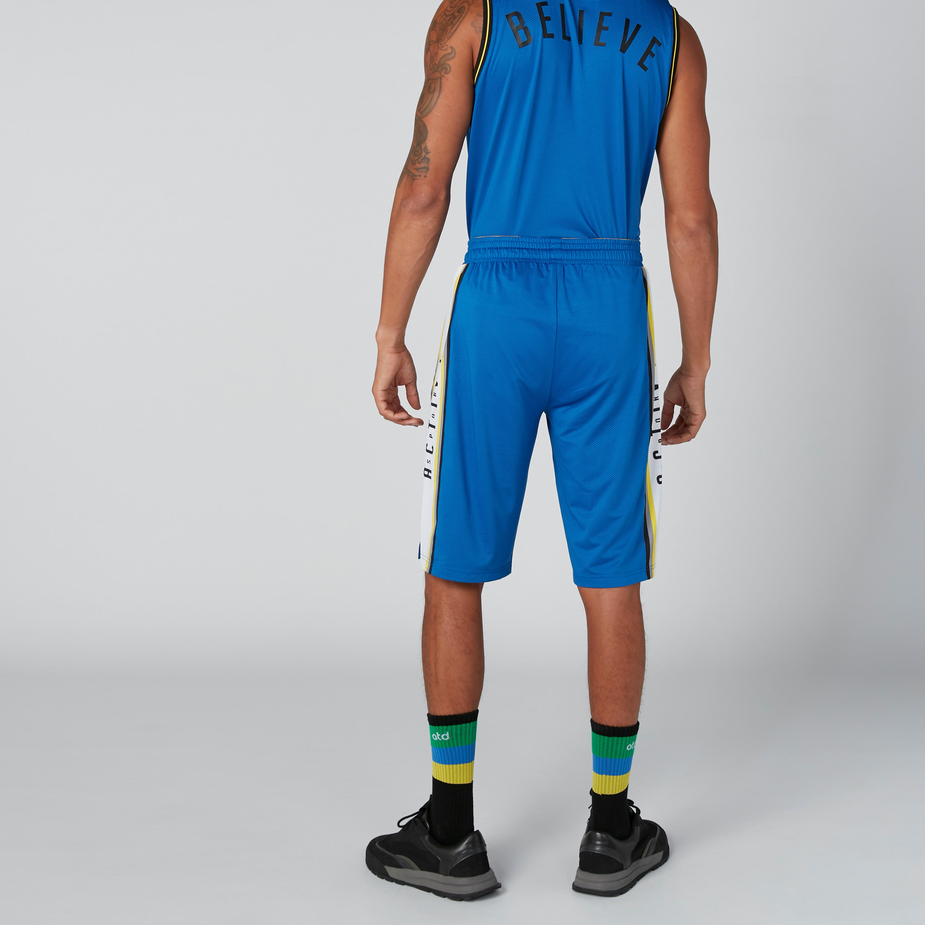 شورت رياضي برباط وجيوب وطبعات-men-clothing-sportswearandactivewear-bottoms-image-3