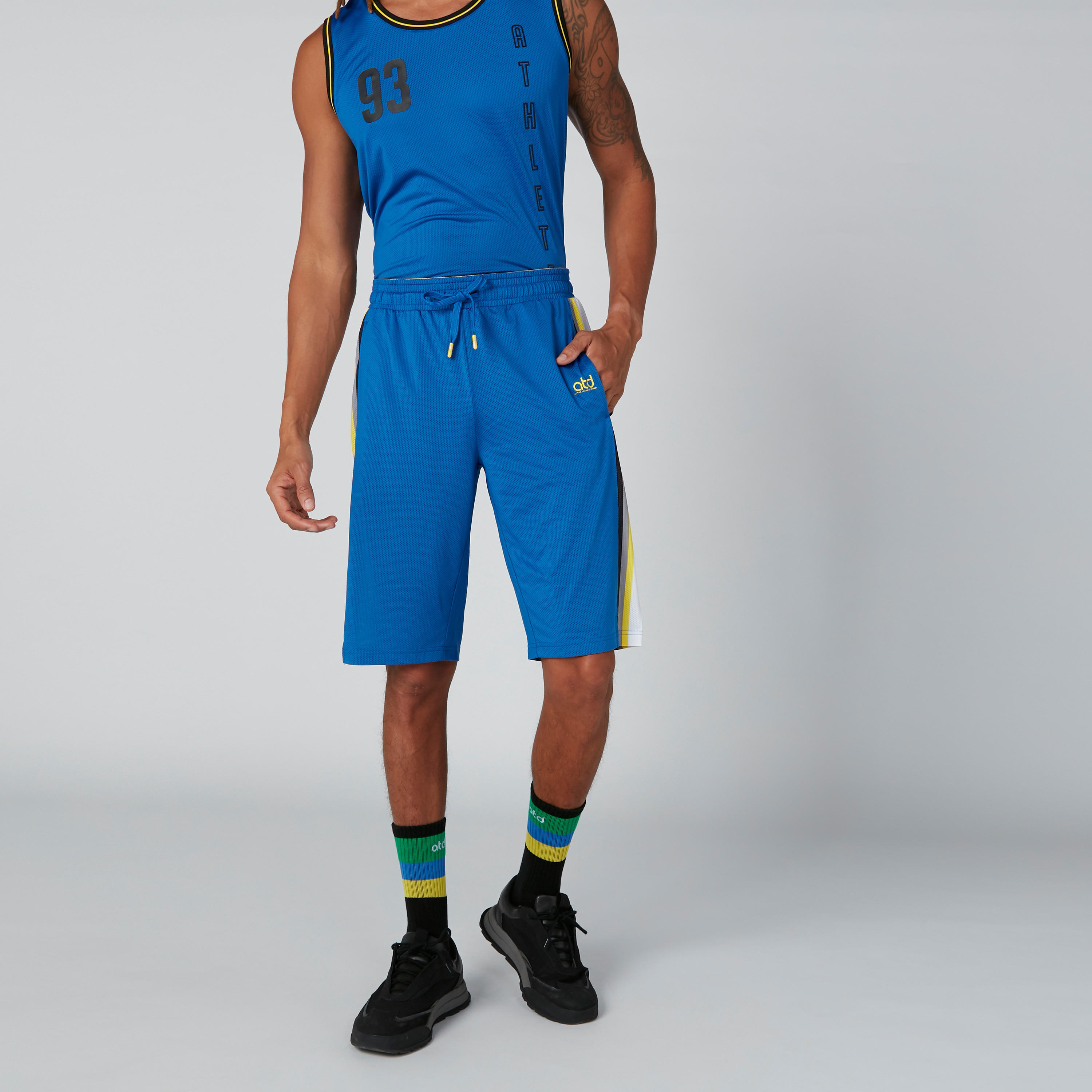 شورت رياضي برباط وجيوب وطبعات-men-clothing-sportswearandactivewear-bottoms-image-1