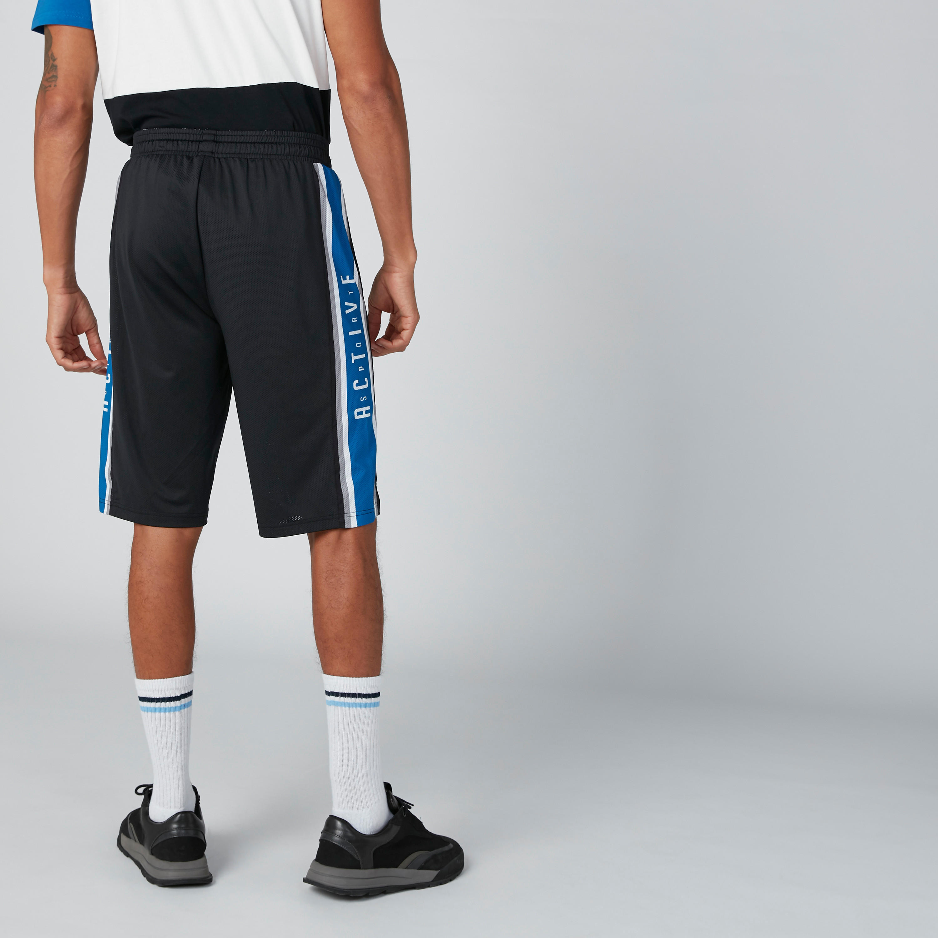 شورت برباط وجيوب وطبعات-men-clothing-sportswearandactivewear-bottoms-image-1