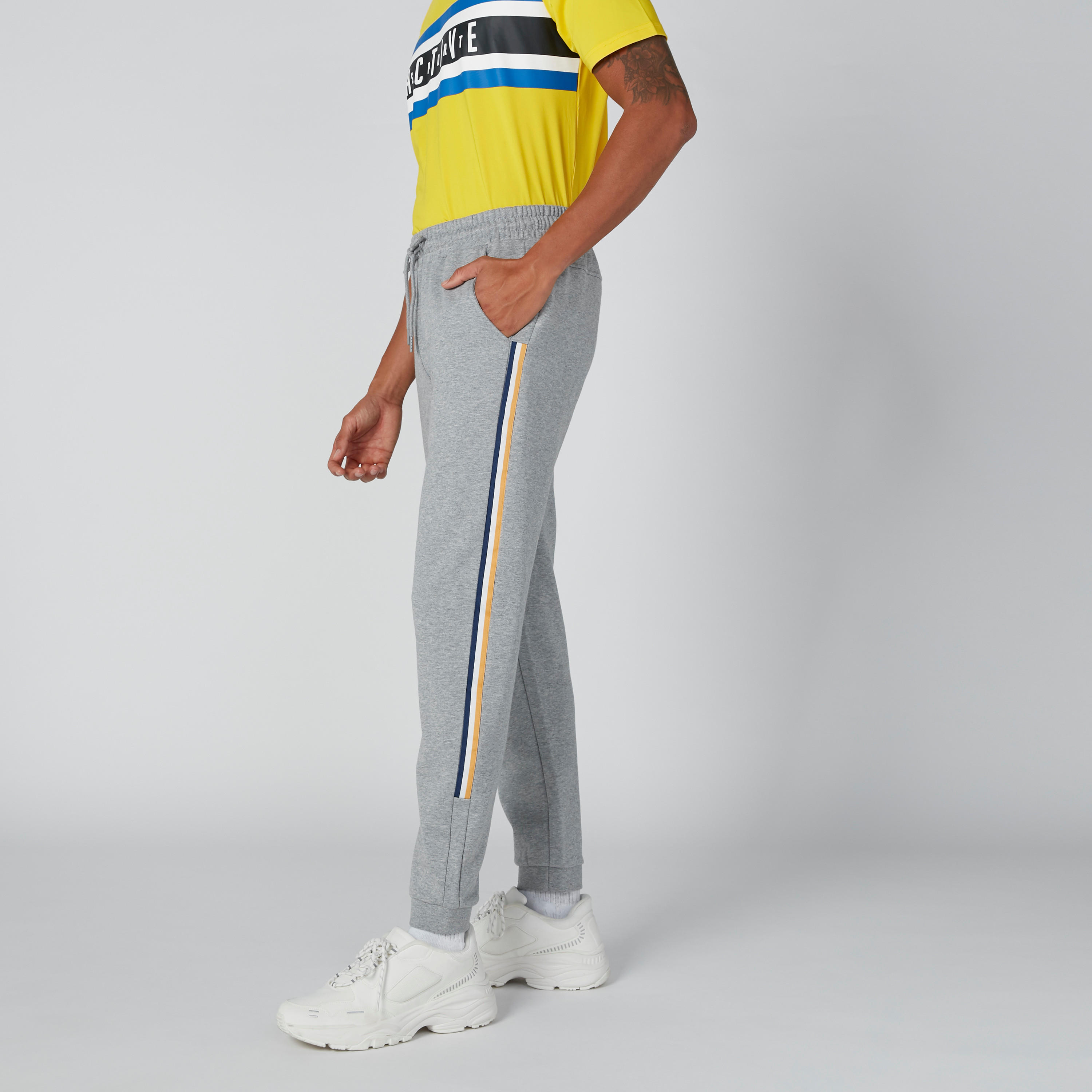 بنطال رياضي بقصّة عادية وجيوب وخصر متوسط الارتفاع وشريطة جانبية-men-clothing-bottoms-joggers-image-4