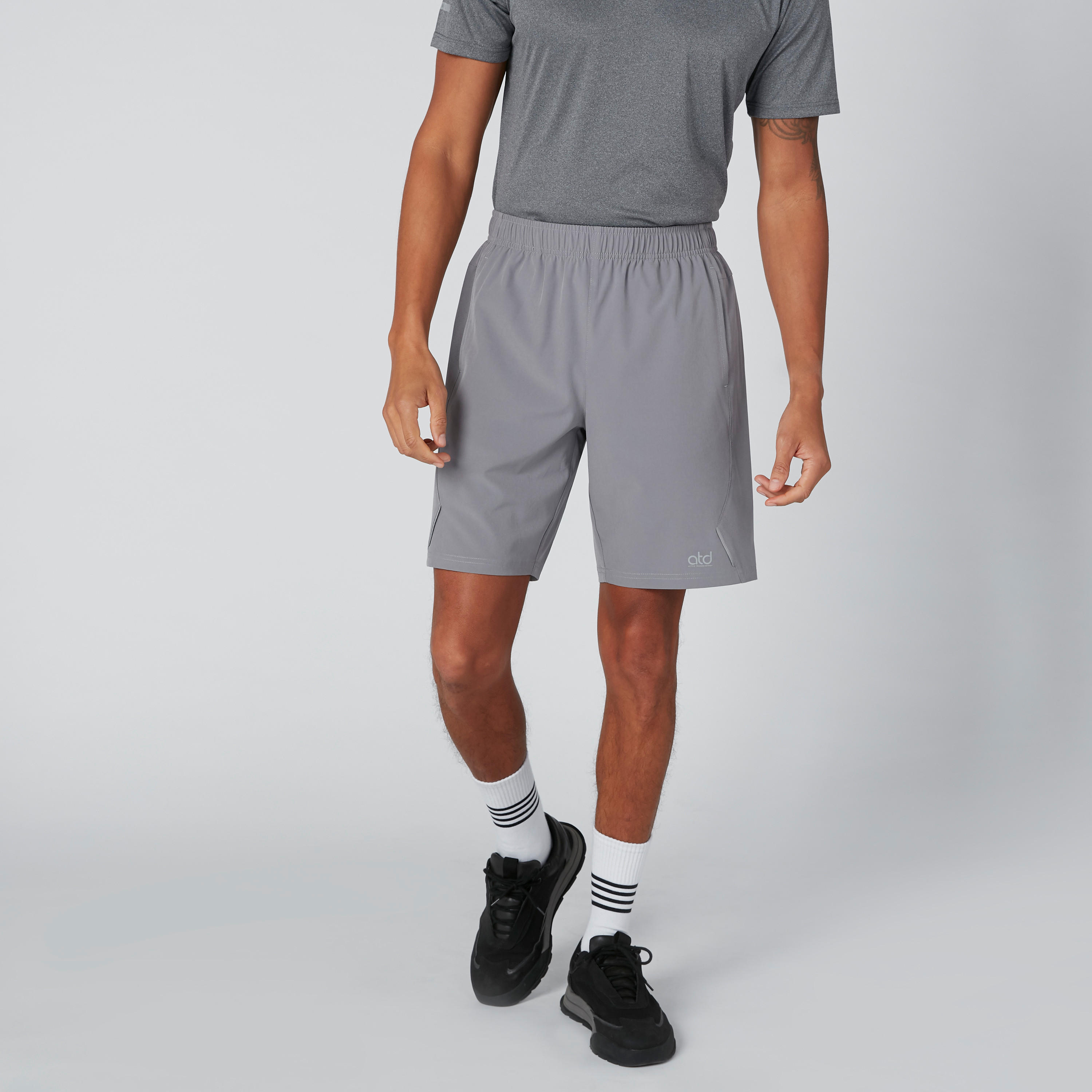 شورت بخصر مطّاطي وجيوب-men-clothing-sportswearandactivewear-bottoms-image-2