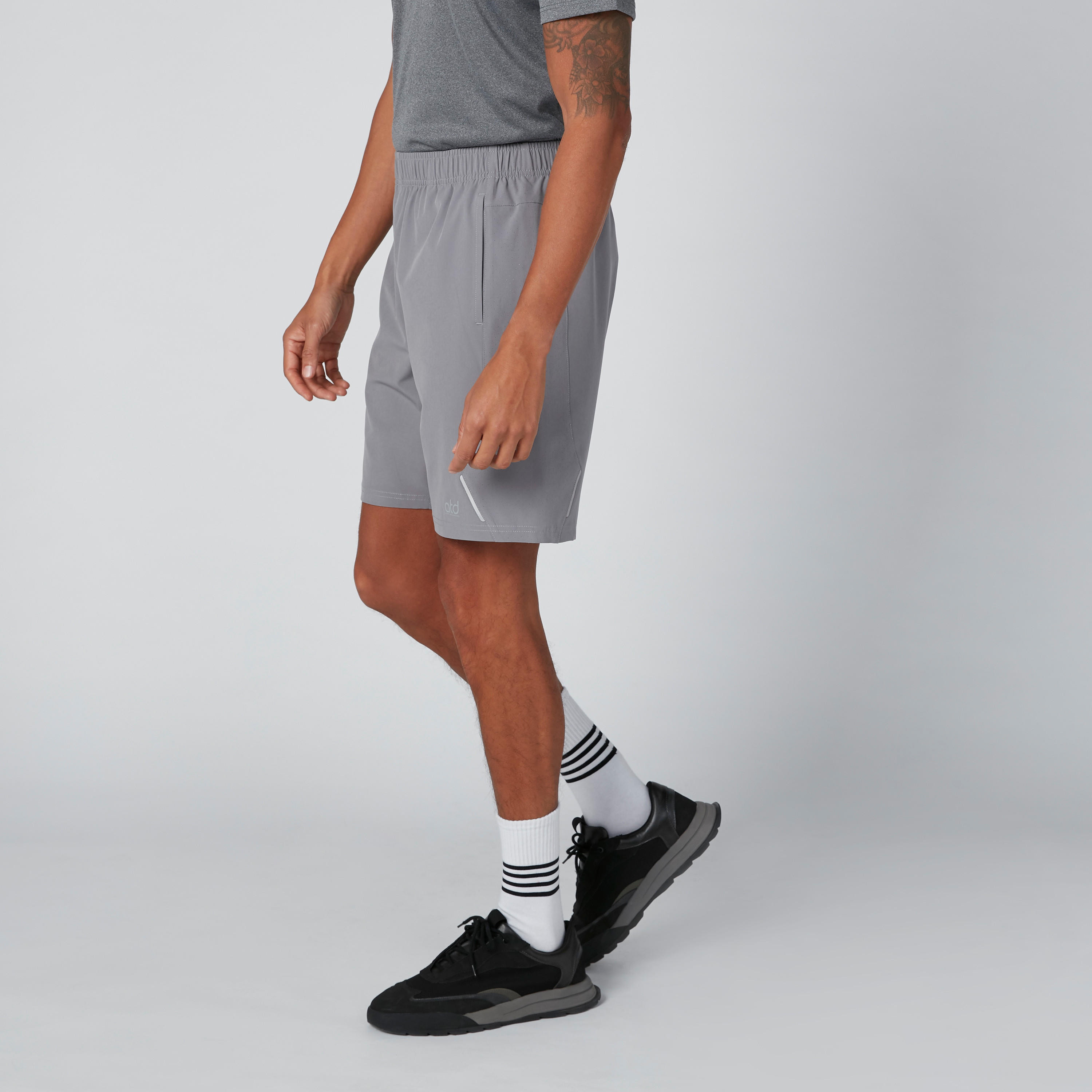 شورت بخصر مطّاطي وجيوب-men-clothing-sportswearandactivewear-bottoms-image-4