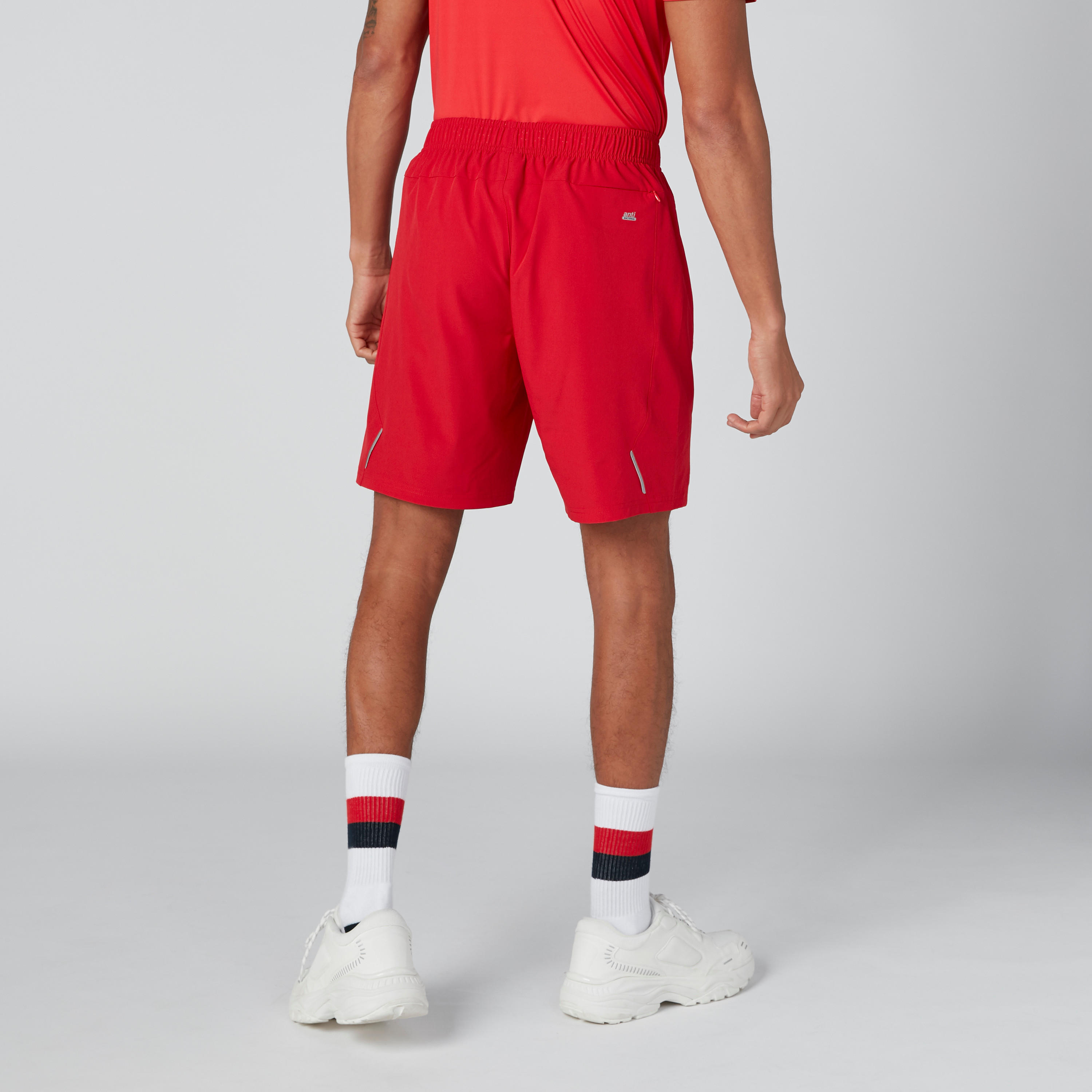 شورت بخصر مطّاطي وجيوب وطبعات-men-clothing-sportswearandactivewear-bottoms-image-2