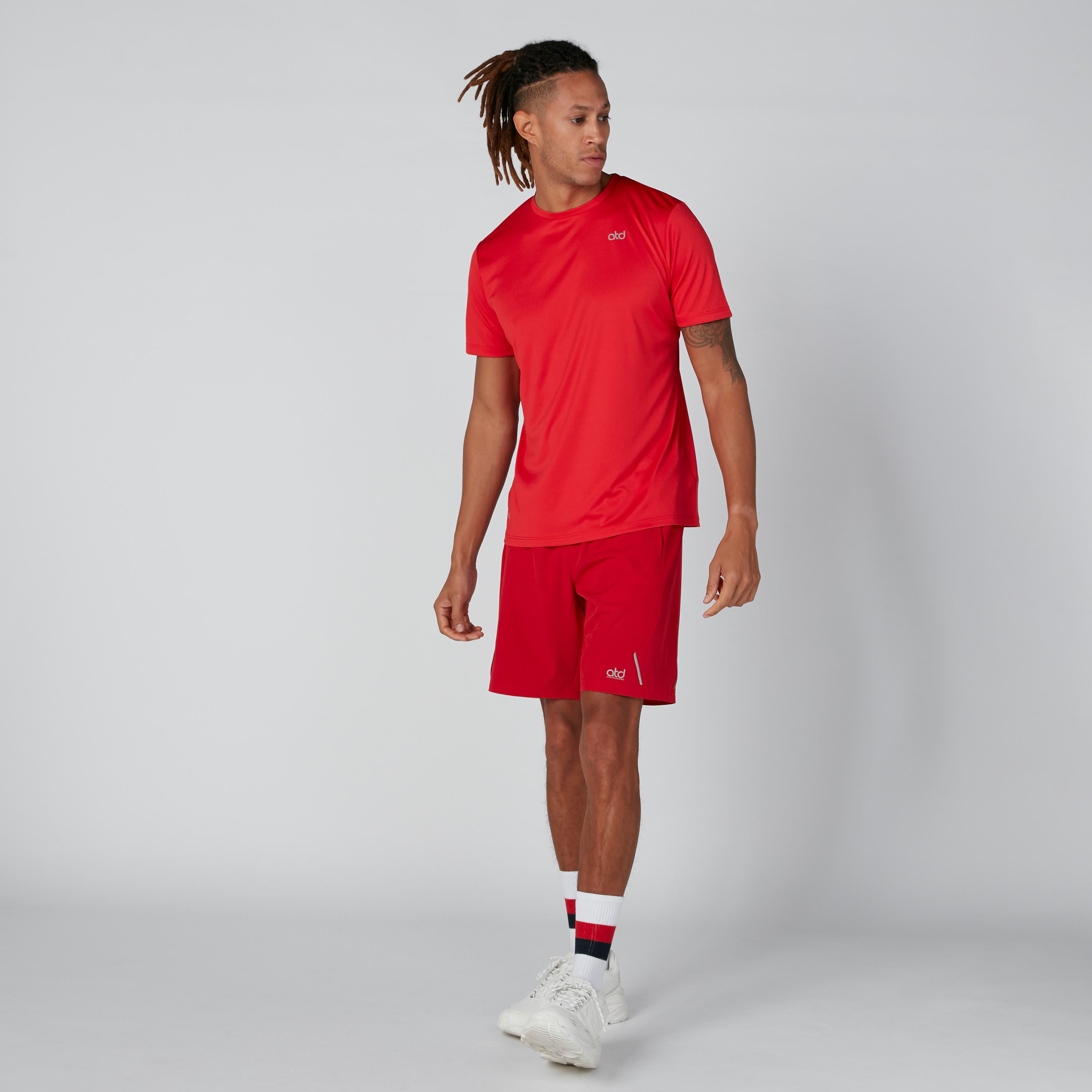 شورت بخصر مطّاطي وجيوب وطبعات-men-clothing-sportswearandactivewear-bottoms-image-3