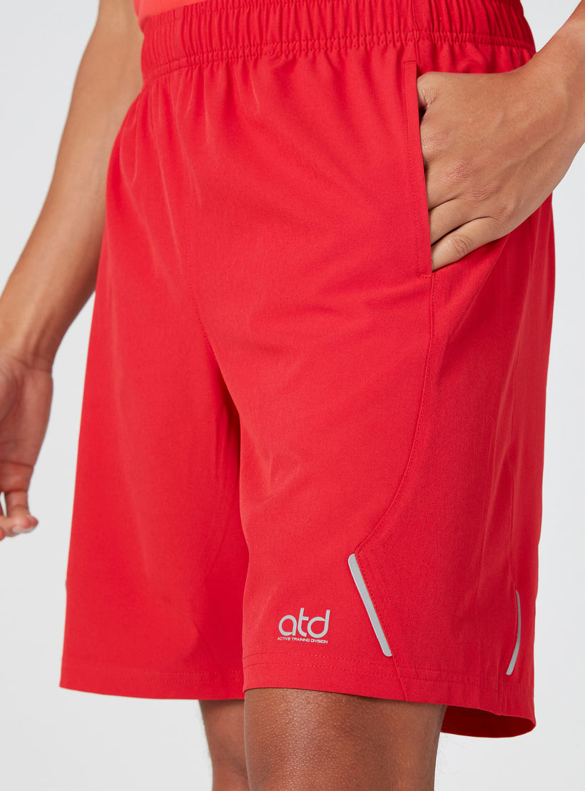 شورت بخصر مطّاطي وجيوب وطبعات-men-clothing-sportswearandactivewear-bottoms-image-5