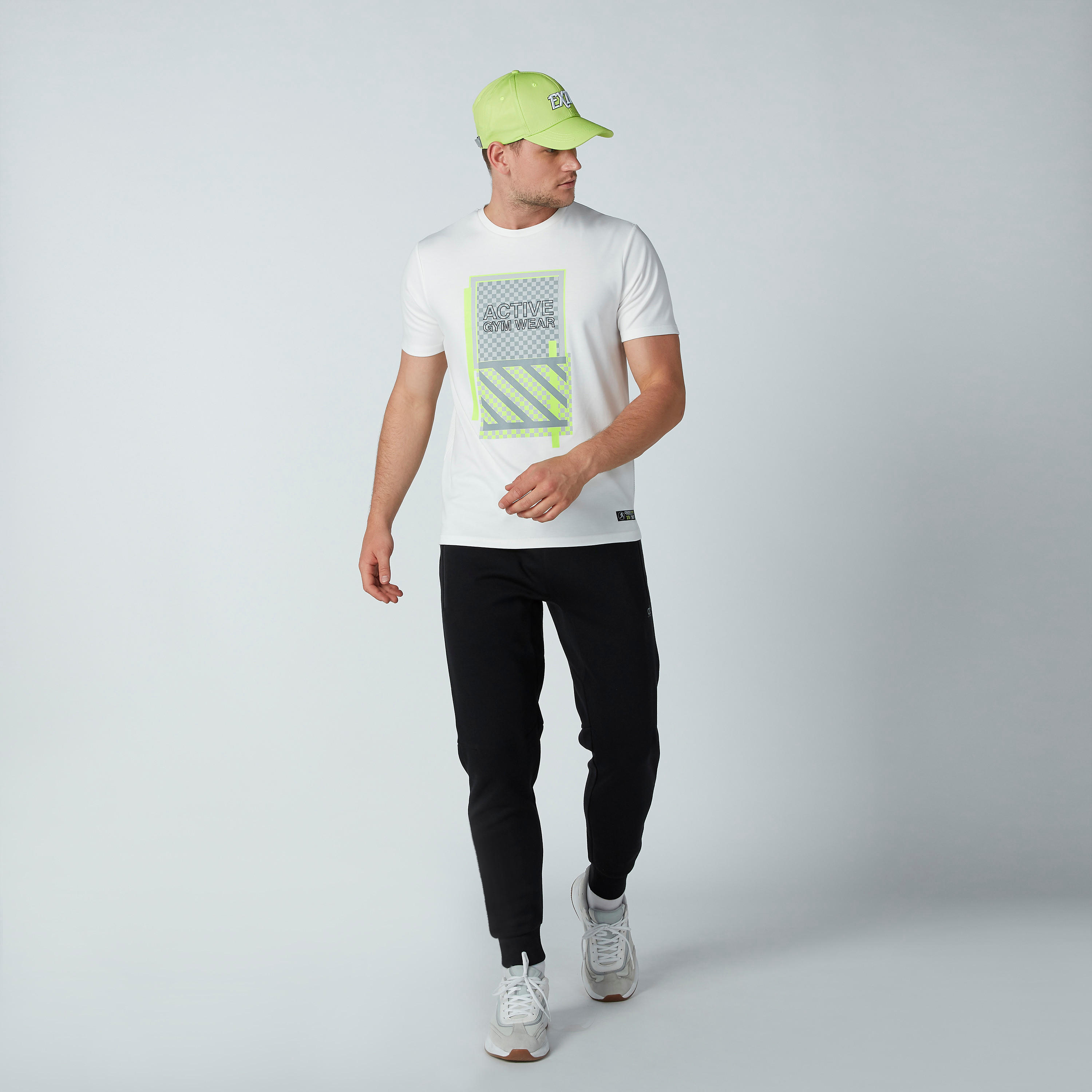 تيشيرت بياقة مستديرة وأكمام قصيرة وطبعات-men-clothing-tshirtsandpolos-tshirts-image-2