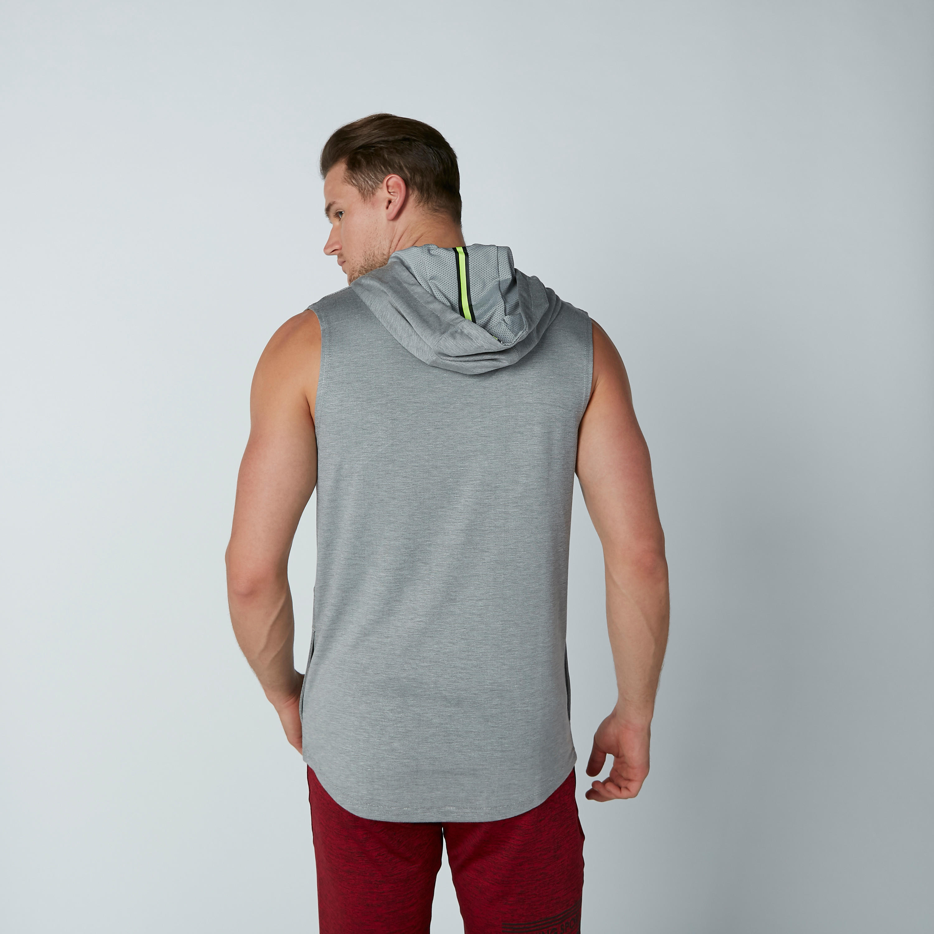 تيشيرت دون أكمام بقصّة سليم وطبعات-men-winterwear-hoodiesandsweatshirts-image-4