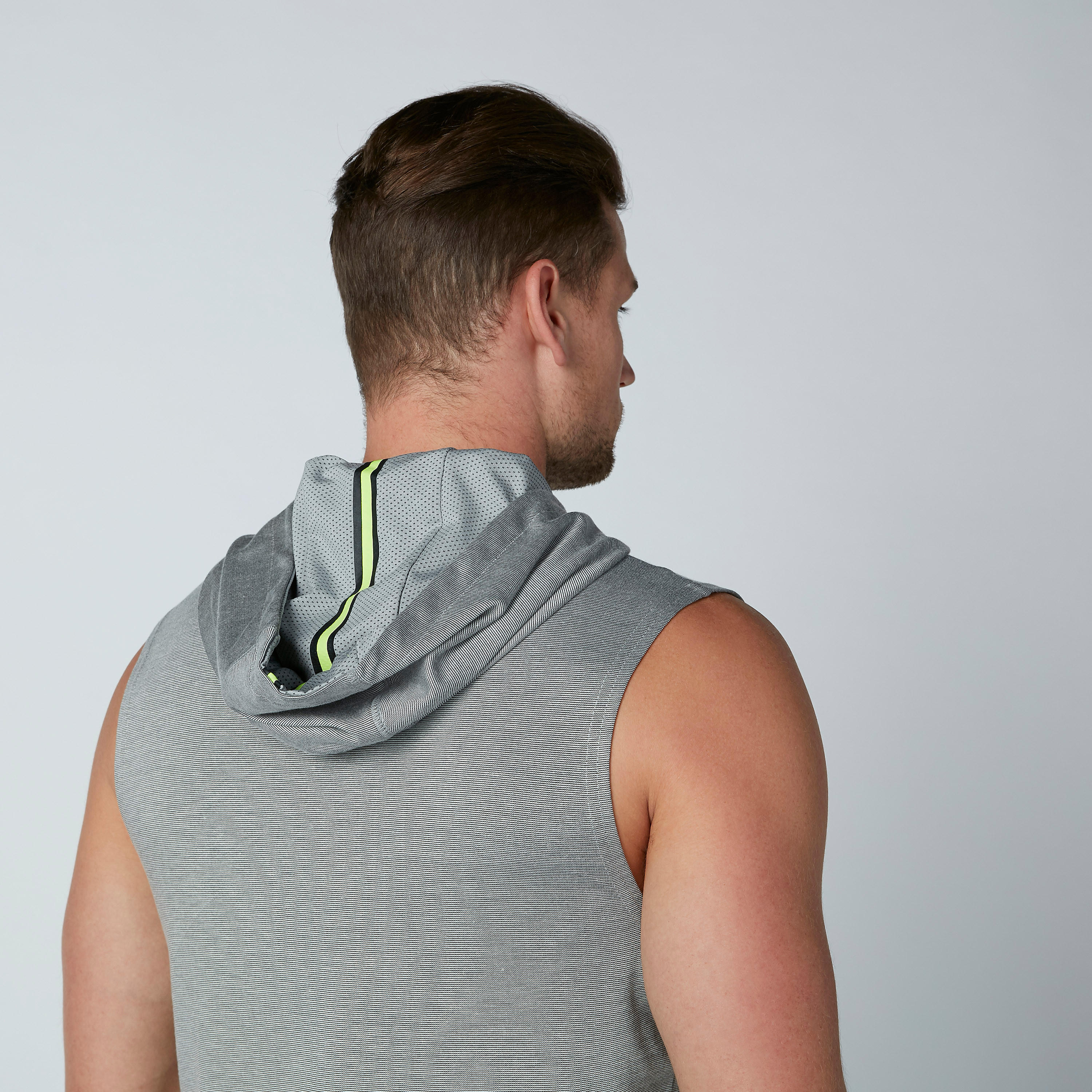 تيشيرت دون أكمام بقصّة سليم وطبعات-men-winterwear-hoodiesandsweatshirts-image-5