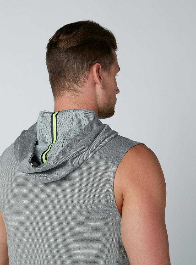 تيشيرت دون أكمام بقصّة سليم وطبعات-men-winterwear-hoodiesandsweatshirts-image-5
