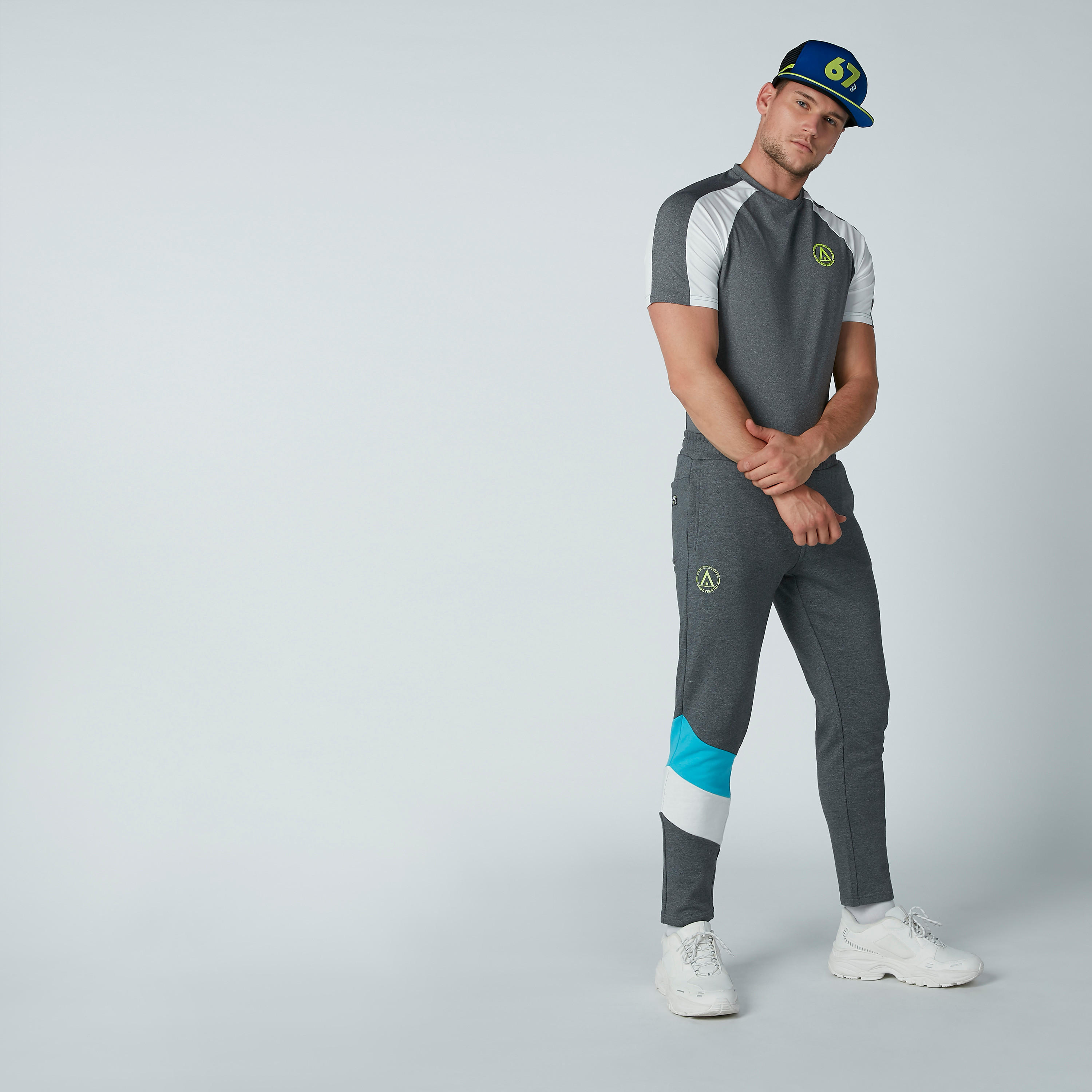 بنطال رياضي طويل بجيوب وطبعات-men-clothing-sportswearandactivewear-bottoms-image-2