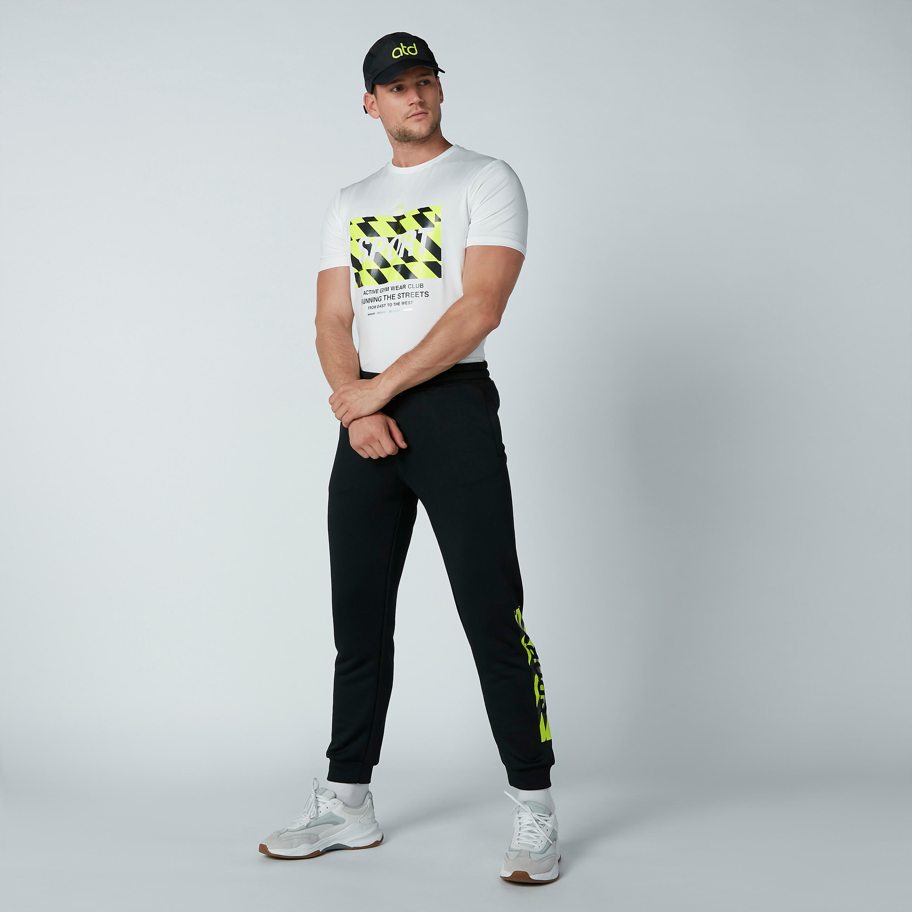 بنطال رياضي بقصّة سليم ورباط وجيوب وطبعات-men-clothing-sportswearandactivewear-bottoms-image-1