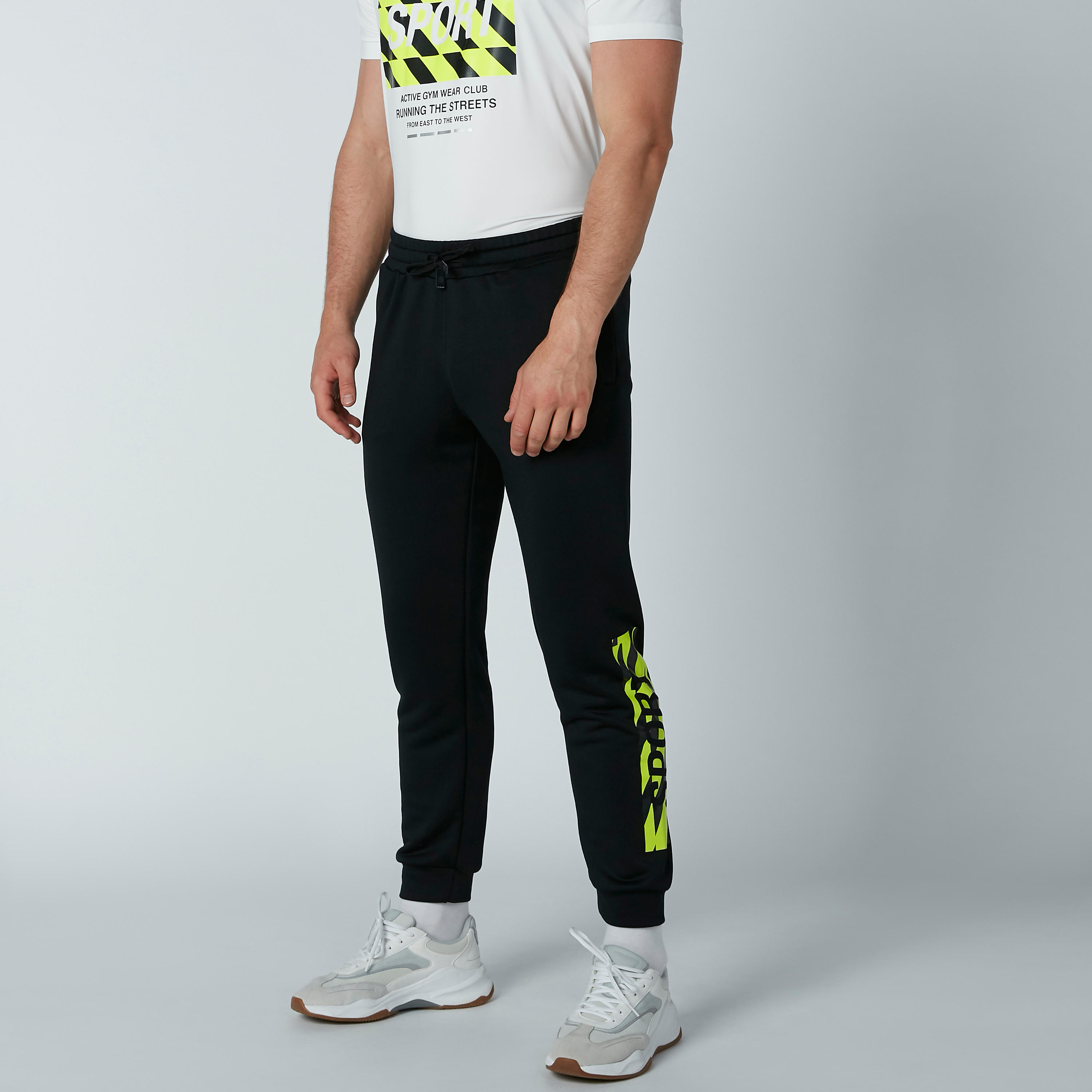 بنطال رياضي بقصّة سليم ورباط وجيوب وطبعات-men-clothing-sportswearandactivewear-bottoms-image-2