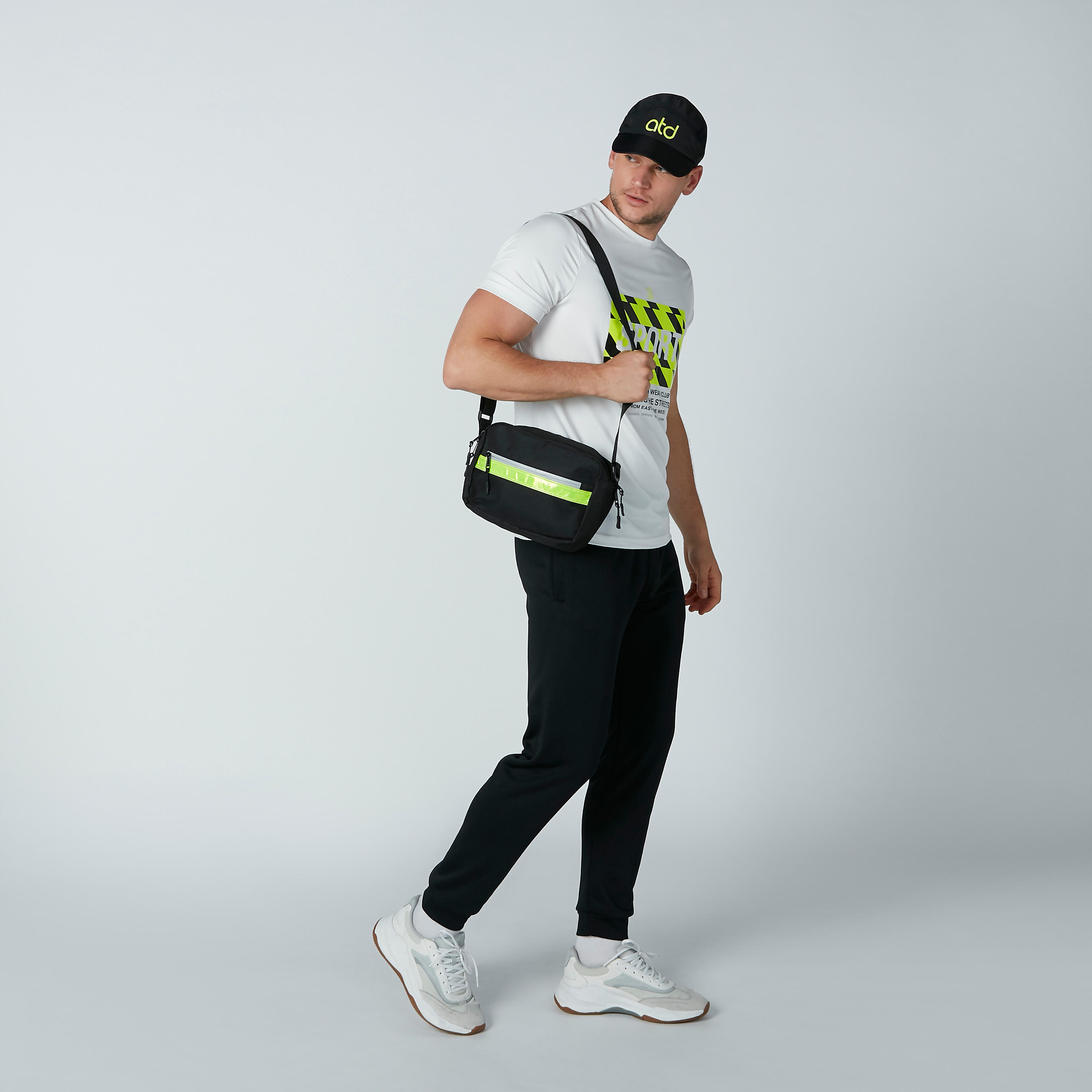بنطال رياضي بقصّة سليم ورباط وجيوب وطبعات-men-clothing-sportswearandactivewear-bottoms-image-3