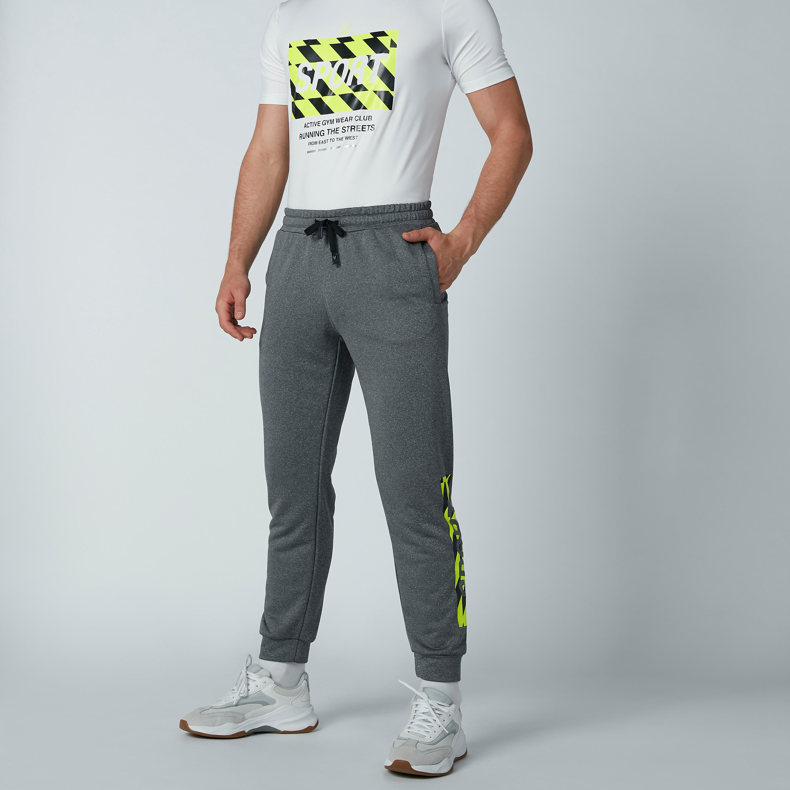 بنطال رياضي طويل بقصّة سليم وطبعات-men-clothing-bottoms-joggers-image-1
