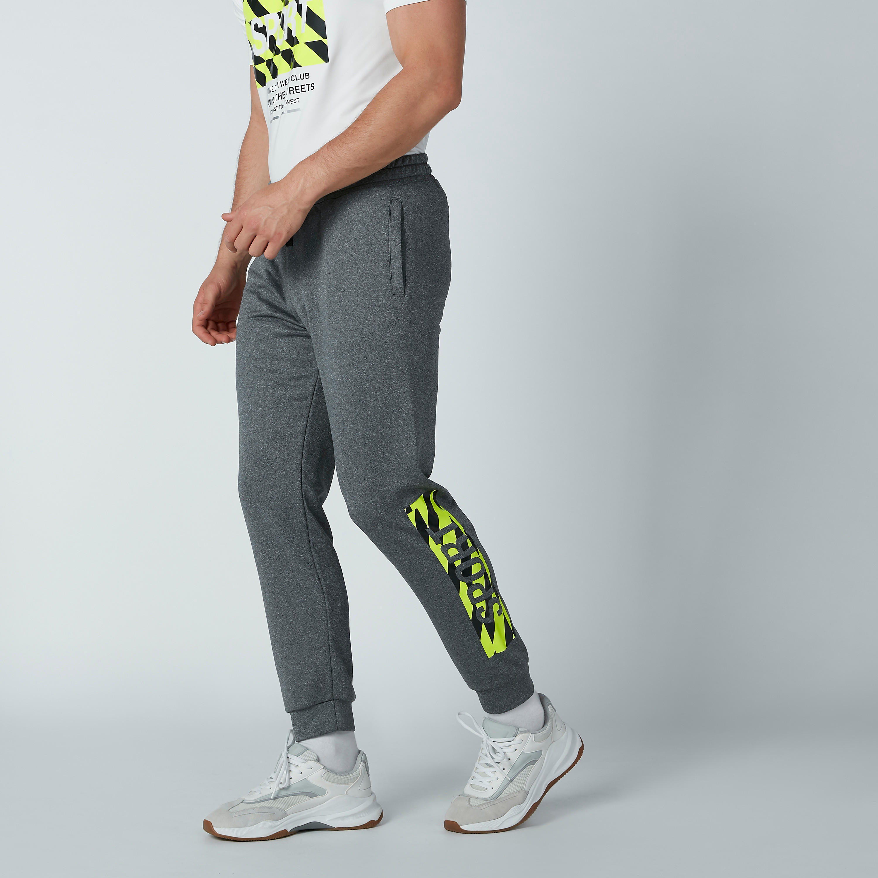 بنطال رياضي طويل بقصّة سليم وطبعات-men-clothing-bottoms-joggers-image-3