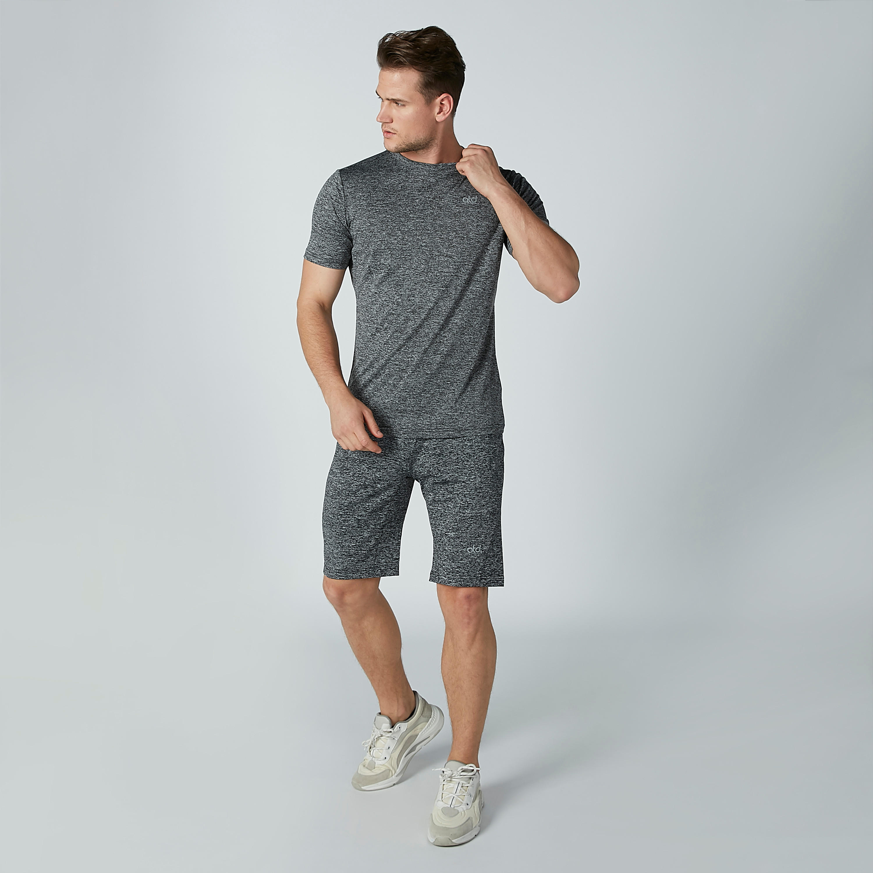 تيشيرت بطبعات وياقة مستديرة وأكمام قصيرة-men-clothing-sportswearandactivewear-tshirtsandpolos-image-3